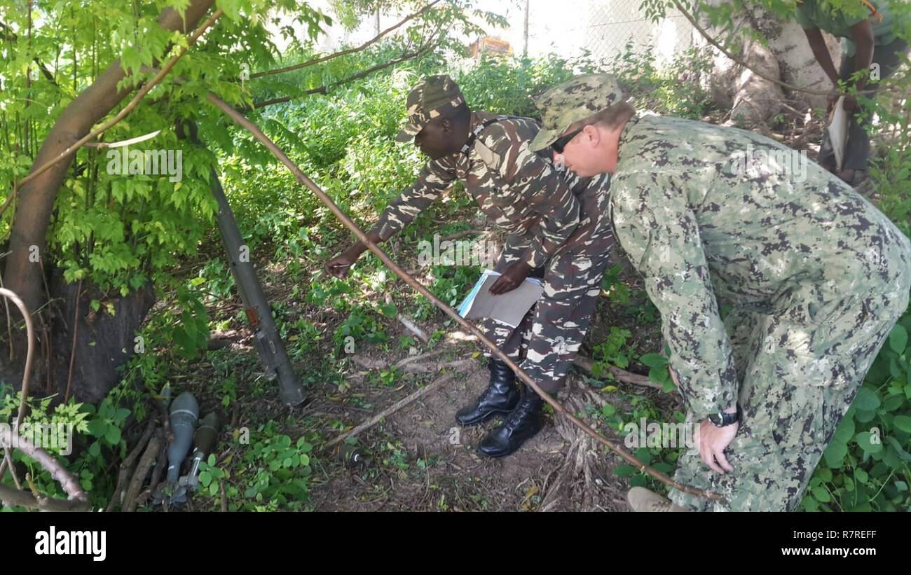 OTAVI, Namibie (29 mars 2017) l'élimination des explosifs et munitions de 1ère classe technicien Kyle Brewer, affecté à l'unité mobile de neutralisation des explosifs et munitions 8, effectue des formations de reconnaissance avec les forces de défense namibiennes Combat Engineer Company et la police namibienne Bomb Squad dans Otavi, Namibie, le 29 mars 2017. États-unis 6e Flotte, basée à Naples, l'Italie mène l'éventail complet des opérations navales et mixte, souvent de concert avec ses alliés, partenaires interarmées et interinstitutions afin de faire progresser les intérêts nationaux américains et la sécurité et la stabilité en Europe et l'Afrique. Banque D'Images