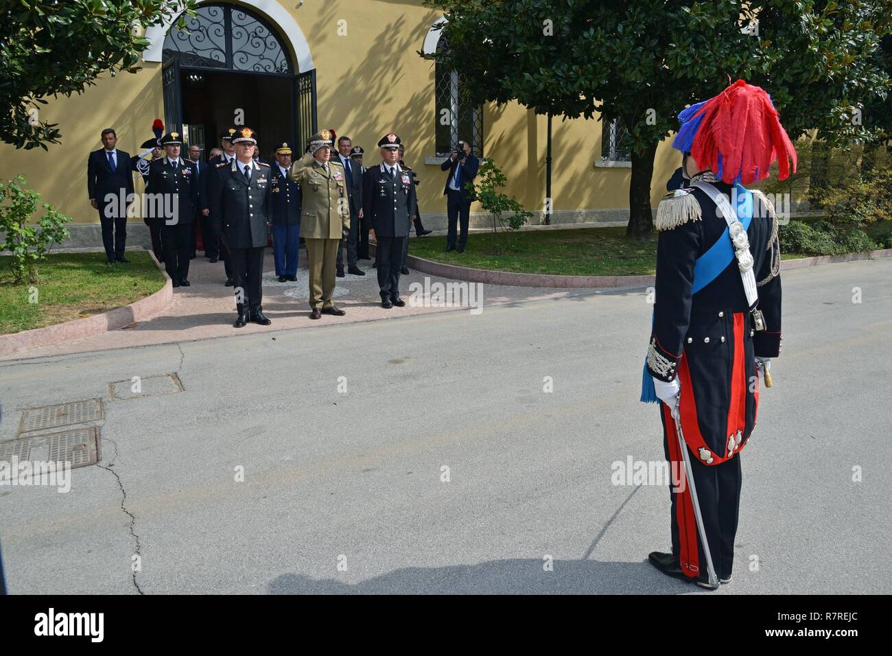 Le Carabinier italien commandant de la formation Ecole des Sous Officiers de Florence, de rendre honneur à la fin de la visite de Son Altesse Royale, le Prince Charles, prince de Galles, pendant une visite au Centre d'excellence pour les unités de police de stabilité (COESPU) Vicenza, Italie, le 1 avril 2017. Banque D'Images