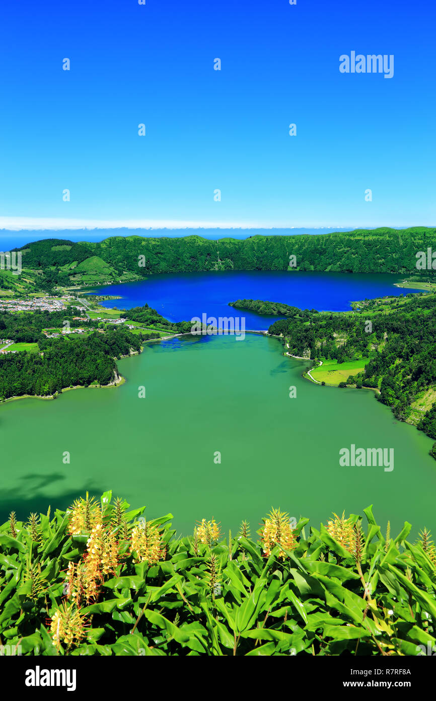 Lagoa das Sete Cidades, lagune des sept villes, Lagoa Verde dans l'avant-plan, Lagoa Azul en arrière-plan, le village de Sete Cidades sur la gauche, Banque D'Images