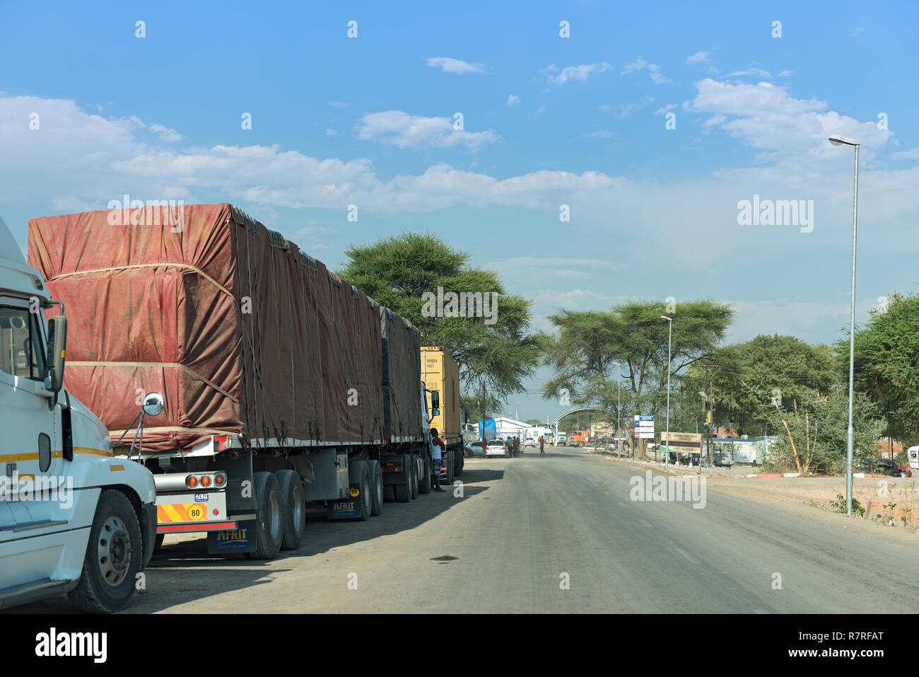 Les camions sont en attente de l'kazungula ferry pour traverser le fleuve Zambèze, qui borde le Botswana et la Zambie Banque D'Images