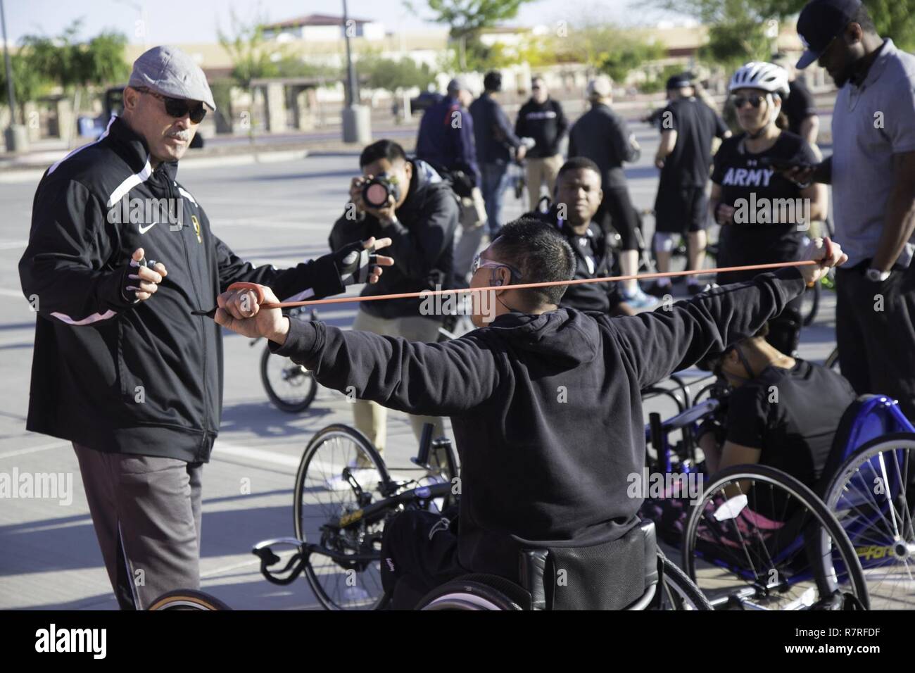 Vétéran de l'armée américaine, Jhoonar Barrera, se prépare pour un essai chronométré pour le guerrier et l'Armée de transition des soins cliniques à Fort Bliss au Texas, le 2 avril 2017. Environ 80 blessés, malades et blessés des soldats d'active et les anciens combattants sont en compétition dans huit différents sports 2-6 avril pour l'occasion de représenter l'Armée de l'équipe au ministère de la Défense 2017 Jeux de guerrier. Banque D'Images