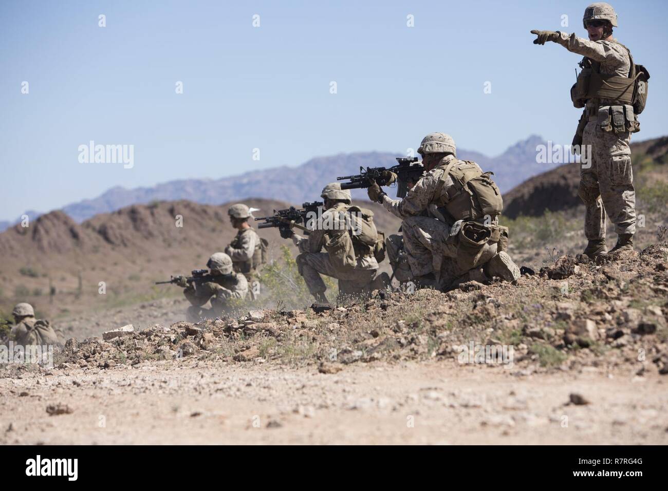 Les Marines américains avec la société Echo, 2e Bataillon, 6e Régiment de Marines, 2e Division de Marines (2d MARDIV), conduite au niveau de l'escouade de tir réel d'attaque de l'Afghanistan au tir de l'allée sur Yuma de l'armée américaine pour l'exercice (TalonEx Talon) 2-17, Yuma, A.Z., le 30 mars 2017. Le but d'TalonEx a été pour les unités de combat à mener une formation intégrée à l'appui de l'armes et tactiques - Instructeur (WTI) 2-17 hébergé par Marine Aviation armes et tactiques d'un escadron (MAWTS-1). Banque D'Images