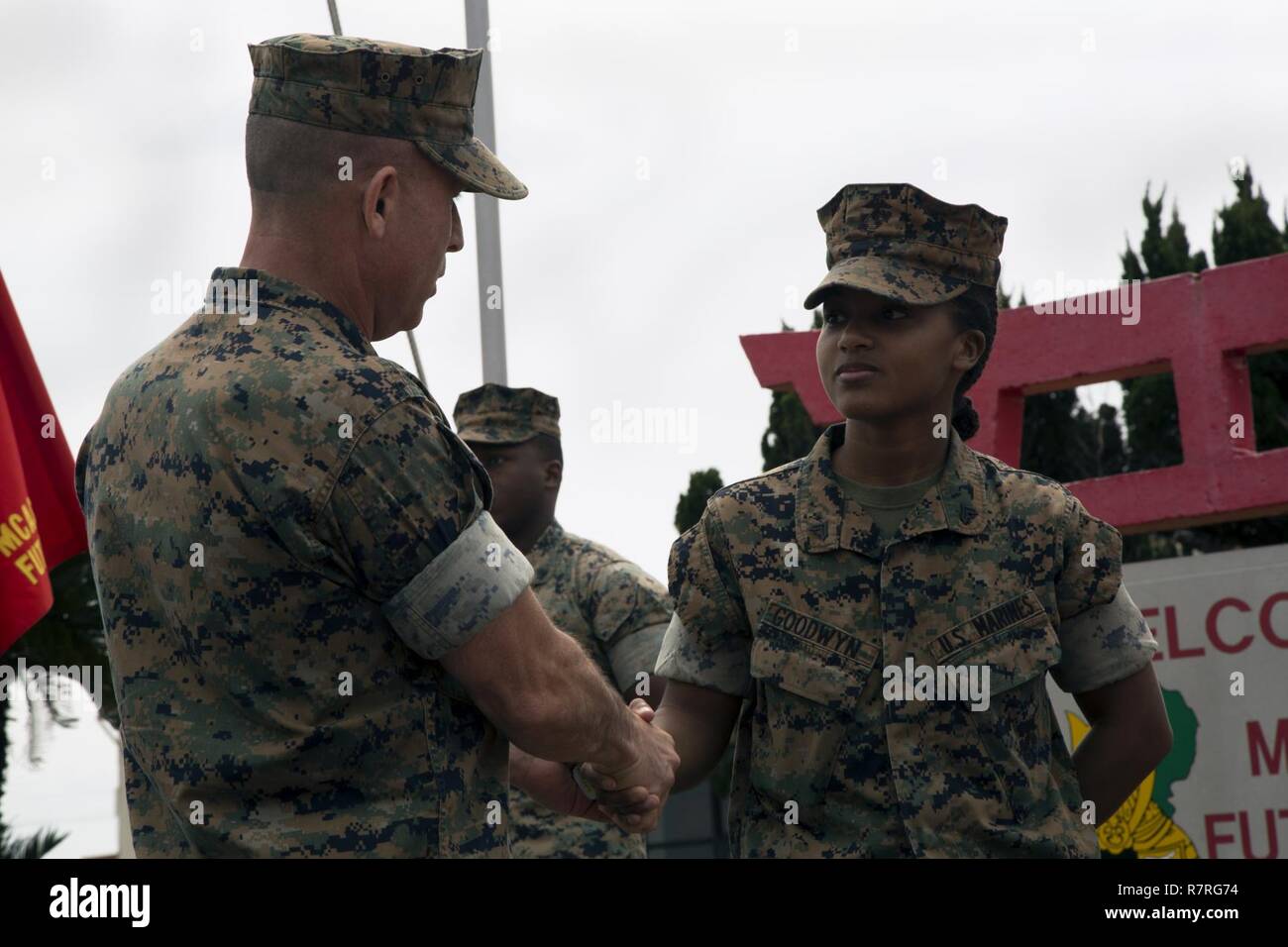 MCAS FUTENMA, Okinawa, Japon- Le Général Malavet, gauche, donne une pièce de monnaie pour le Cpl. Alexis Goodwyn 29 Mars au cours d'une cérémonie le Marine Corps Air Station de Futenma. Au cours de la cérémonie, l'Administration centrale et de l'escadron a reçu le National 2016 de l'Association des transports de la défense de l'unité militaire de l'année pour leur service exceptionnel dans le domaine du transport et de la logistique. H&HS ont contre les autres branches de service pour ce prix et est arrivé en tête. Malavet est le général commandant du Corps des Marines du Pacifique pour les installations et Marine Corps Base Camp Butler-Jap Banque D'Images