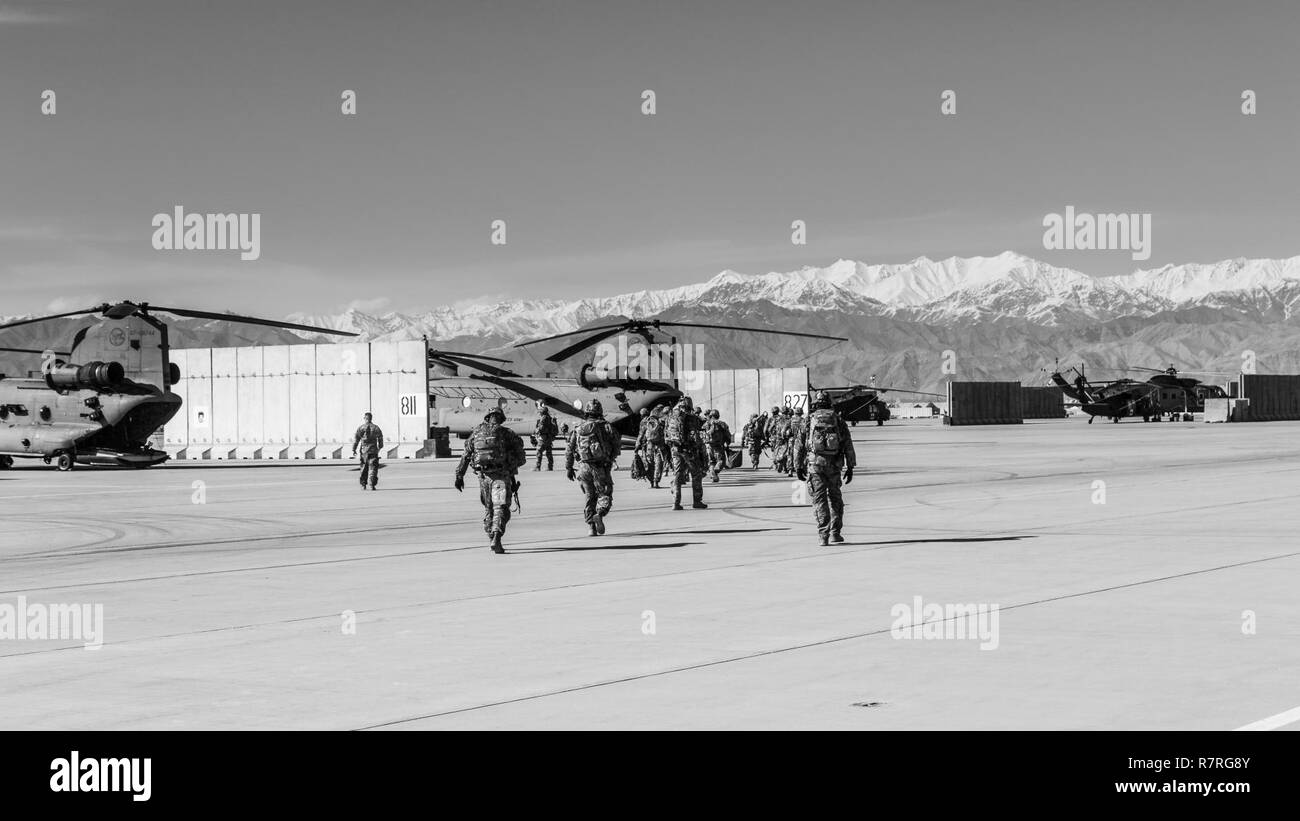 Les soldats de l'Armée américaine affecté à 1er Escadron, 14e Régiment de cavalerie, 1ère Stryker Brigade Combat Team, 2e Division d'infanterie, la sortie d'un hélicoptère CH-47 Chinook assigné à la Force Flying Dragon, 16e Brigade d'aviation de combat, 7 Division d'infanterie au cours de la formation à l'aérodrome de Bagram, en Afghanistan, le 1 avril 2017. La Cavalerie troopers fournir un prêt pour la force de réaction de l'appareil écrasé, et la formation était axée sur les préparant à assumer leur mission dans le cadre de l'opération Liberté's Sentinel et appui résolu Mission. Banque D'Images