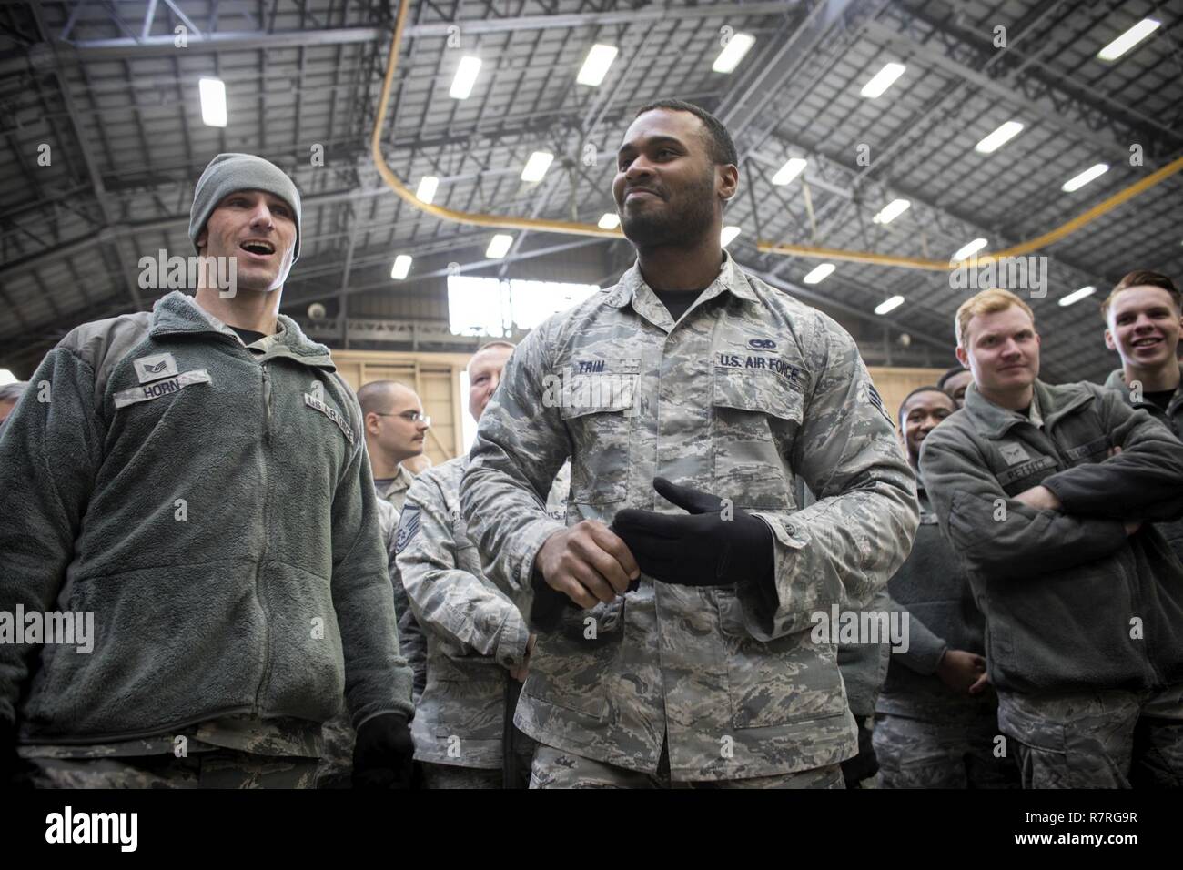 Airman Senior Anthony de caisse, centre, 374e Escadron de maintenance crew chief, enlève ses gants lors de l'assemblée annuelle du groupe de maintenance 374Wrenchbender rodeo caler tenir la concurrence à Yokota Air Base, Japon, le 31 mars 2017. Trim est l'une des finalistes du concours. La cale tenir la concurrence a contesté à endurer des aviateurs des cales en place plus longtemps que la tenue des équipes opposées. Une cale est un filtre placé sur une roue afin d'éviter un aéronef à partir de la circulation. Banque D'Images