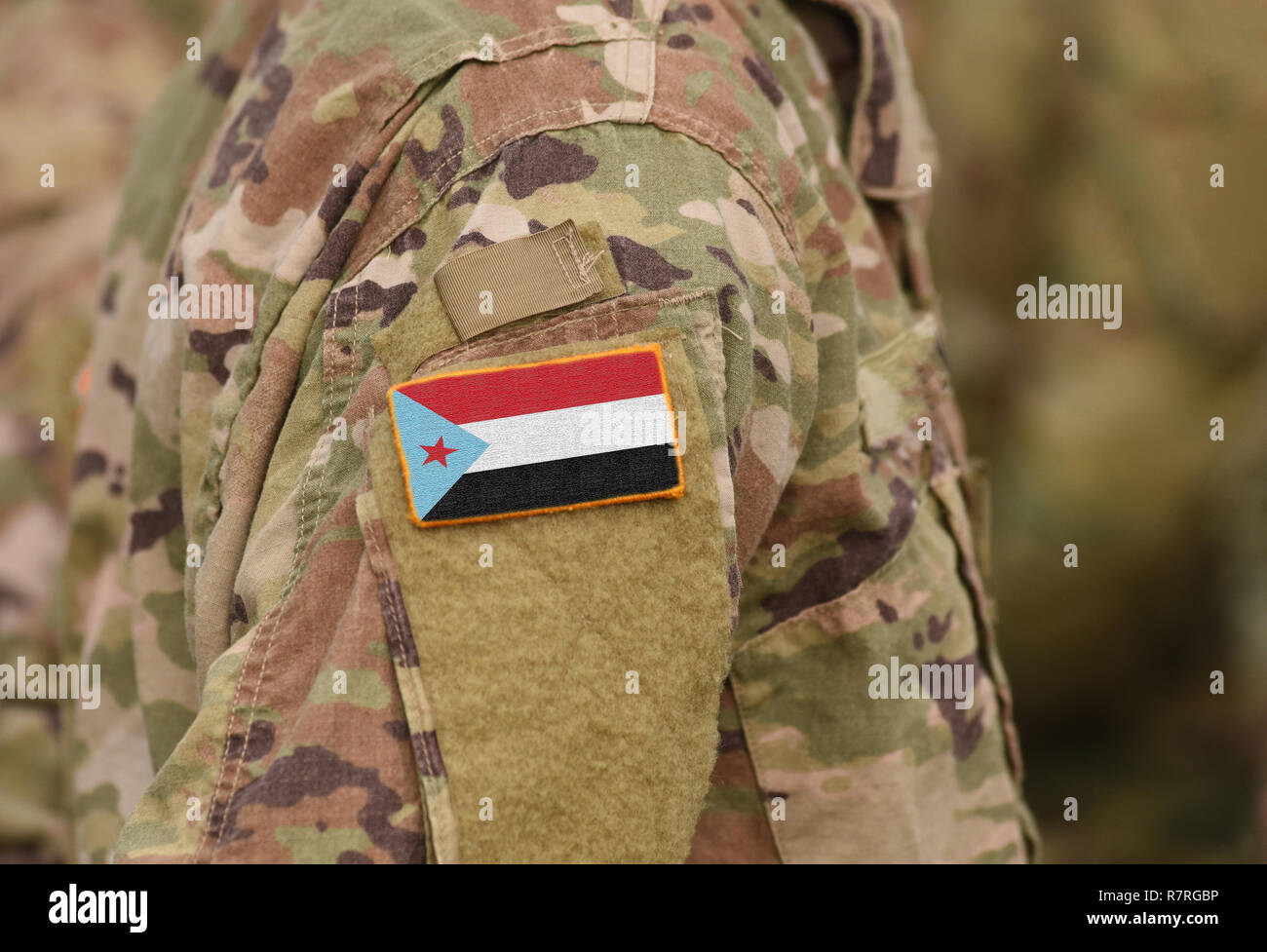 Pavillon du mouvement du Sud, parfois connu de mouvement du Yémen du Sud sur les uniformes militaires. (Collage). Banque D'Images