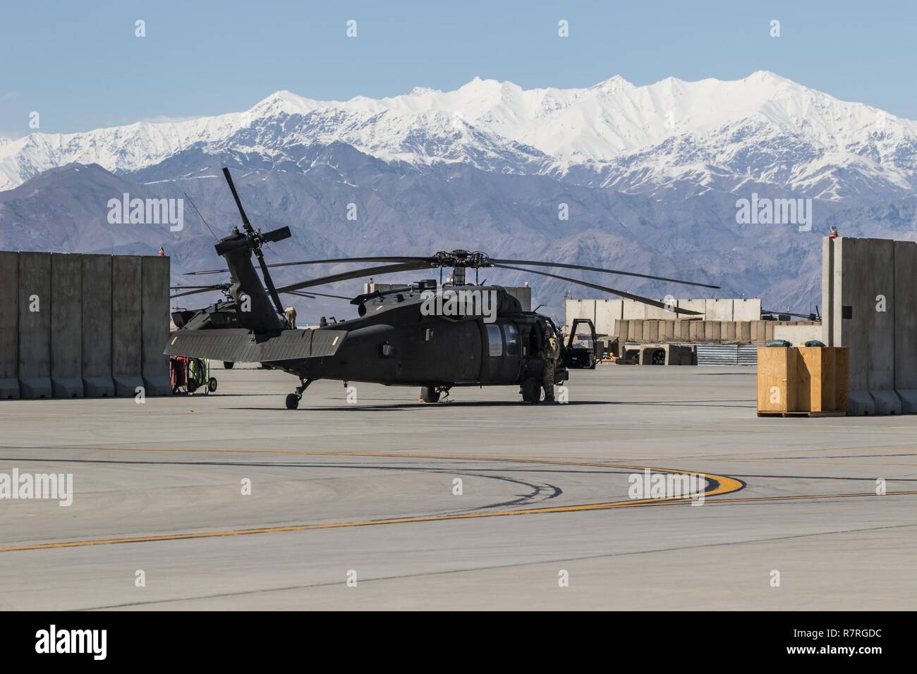 L'ARMÉE AMÉRICAINE UN UH-60 Black Hawk hélicoptère assigné à la Force des graines, 16e Brigade d'aviation de combat, 7 Division d'infanterie se prépare pour un vol à l'aérodrome de Bagram, en Afghanistan, le 1 avril 2017. Les Dragons volants sont préparent à assumer leur mission avec les forces américaines en Afghanistan à l'appui de l'opération Liberté's Sentinel et appui résolu Mission. Banque D'Images