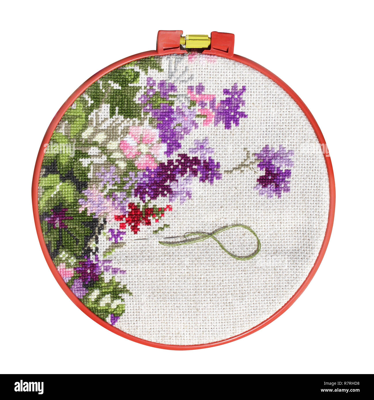 Point de croix fait main avec motif floral sur toile. Isolé sur fond blanc Banque D'Images