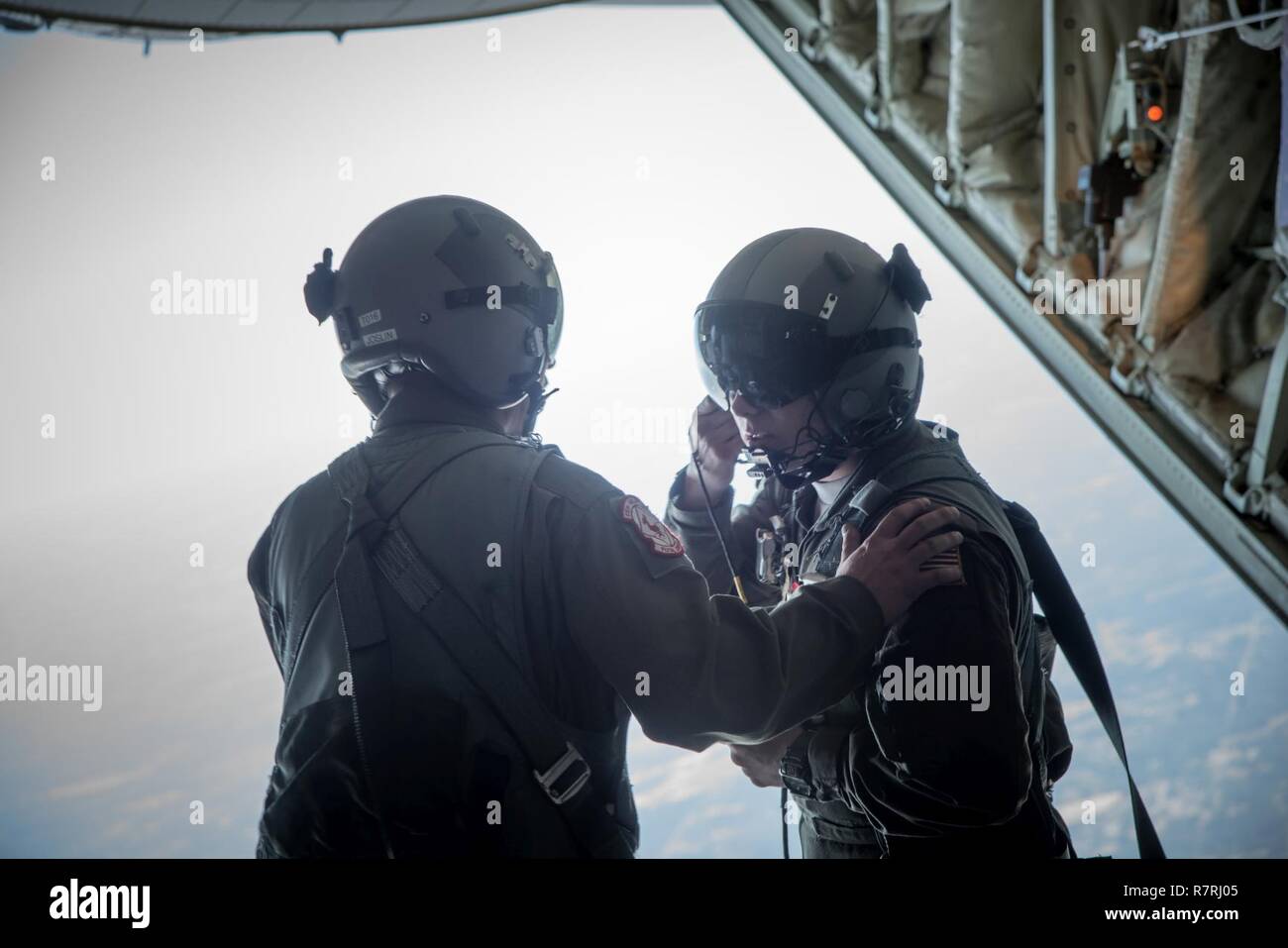 Airman Senior Christopher Godkin et Tech Sgt. Nathan Joslin, 815th Escadron de transport aérien d'arrimeurs, regarder la Marine américaine Leap Frogs descendre vers la côte du golfe du Mexique, au cours d'un saut le 4 avril. Le saut des grenouilles coordonné avec le battant Jenny pour terminer ce saut et plusieurs autres hors de la Base Aérienne de Keesler, Mississippi comme formation commune pour les deux groupes, ce qui était aussi en liaison avec la Semaine de la Marine et de la célébration du bicentenaire du Mississippi. Banque D'Images