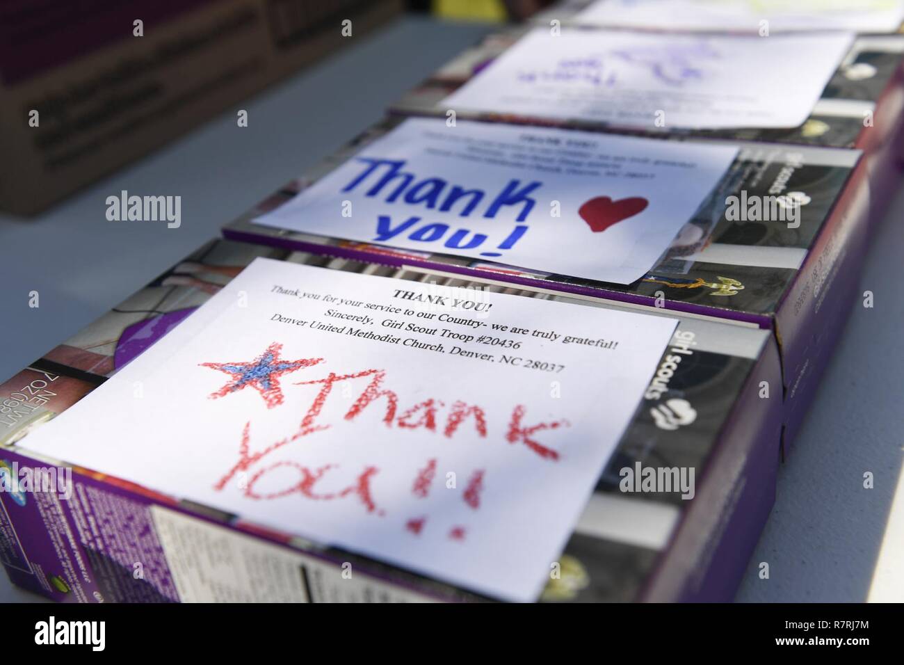 Girl Scouts avec les pays fournisseurs 20436 de Denver, N.C., s'est porté volontaire pour montrer leur appréciation pour le service militaire Les membres par un don de plus de 500 boîtes de cookies étiquetés avec vous remercient des notes personnelles au North Carolina Air National Guard Base, Charlotte Douglas International Airport, le 2 avril 2017. Les Girl Scouts a également fait don de plusieurs cas de cookies pour envoyer aux membres déployés outre-mer. Banque D'Images