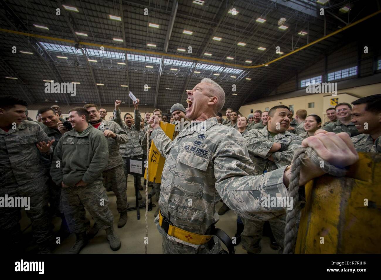 Le lieutenant-colonel Bernabe F. Whitfield, commandant adjoint du groupe de maintenance 374, hurle après un tout en participant à l'événement dans la cale 374Wrenchbender Groupe Entretien Rodeo 31 mars 2017, à Yokota Air Base, le Japon. Plus de 400 aviateurs se sont réunis sur la piste pour le Wrenchbender Rodeo offert par le 374e groupe de maintenance. Banque D'Images