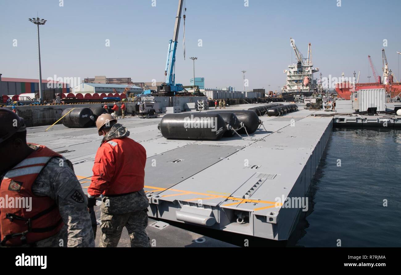 POHANG, République de Corée (4 avril 2017) - Les soldats de l'armée américaine jointe à la 331e compagnie de transport modulaire configuration des sections de chaussée quai Trident pendant le fonctionnement de l'exercice Pacific Reach (2017 OPRex17). OPRex17 est un événement de formation bilatérale conçu pour garantir l'état de préparation et de soutenir la République de Corée et les États-Unis En exerçant l'Alliance d'un domaine Distribution Center (ADC), un point d'alimentation en air Terminal (ATSP), combiné au cours de logistique commune-la-Rive (CJLOTS), et l'utilisation du rail, voies navigables intérieures, côtières et les opérations de levage pour valider le concept opérationnel atteindre. Banque D'Images