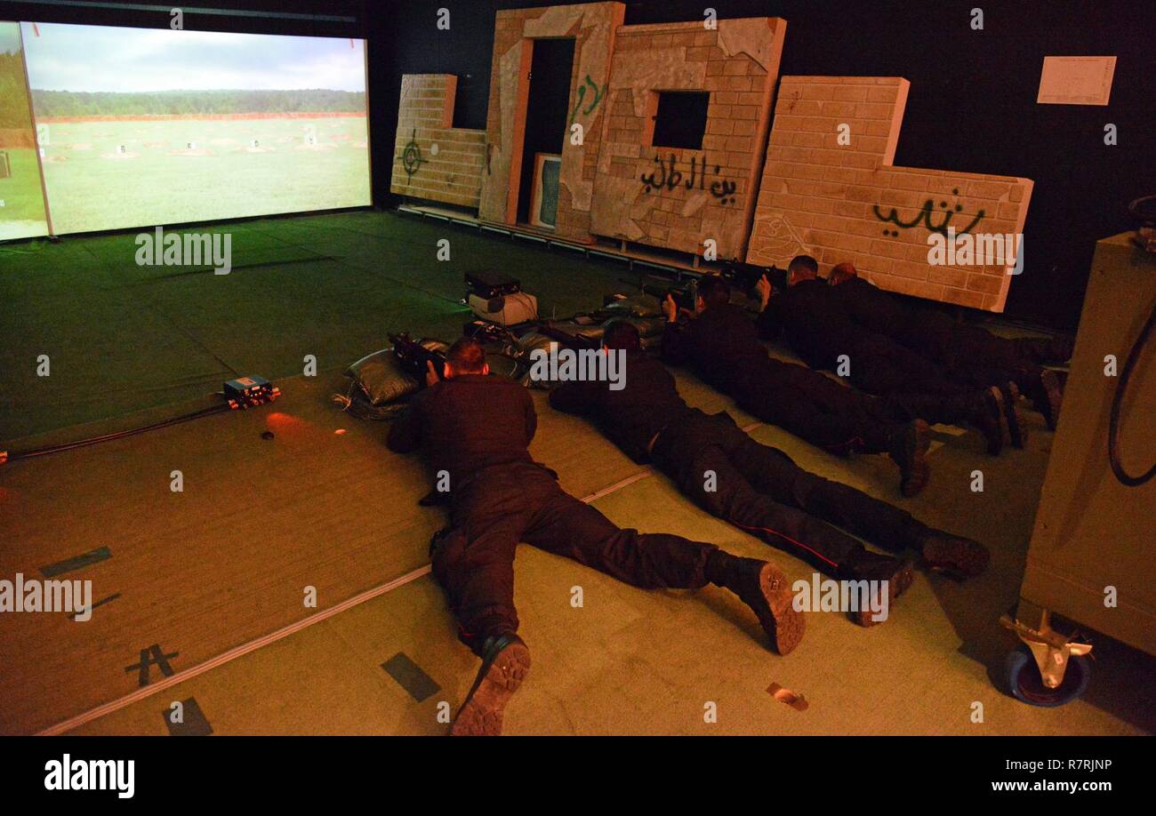 Les Carabinieri italiens du 13e Régiment Carabinieri " Friuli Venezia Giulia" de Gorizia, effectuer la formation en utilisant des compétences en motivation formateur (EST) à Caserma Ederle Vicenza, Italie, le 4 avril 2017. L'utilisation de l'armée américaine Carabinieri RTSD équipement du sud de renforcer les relations bilatérales et d'accroître les niveaux de coopération et la capacité du personnel participant à des opérations conjointes. Banque D'Images
