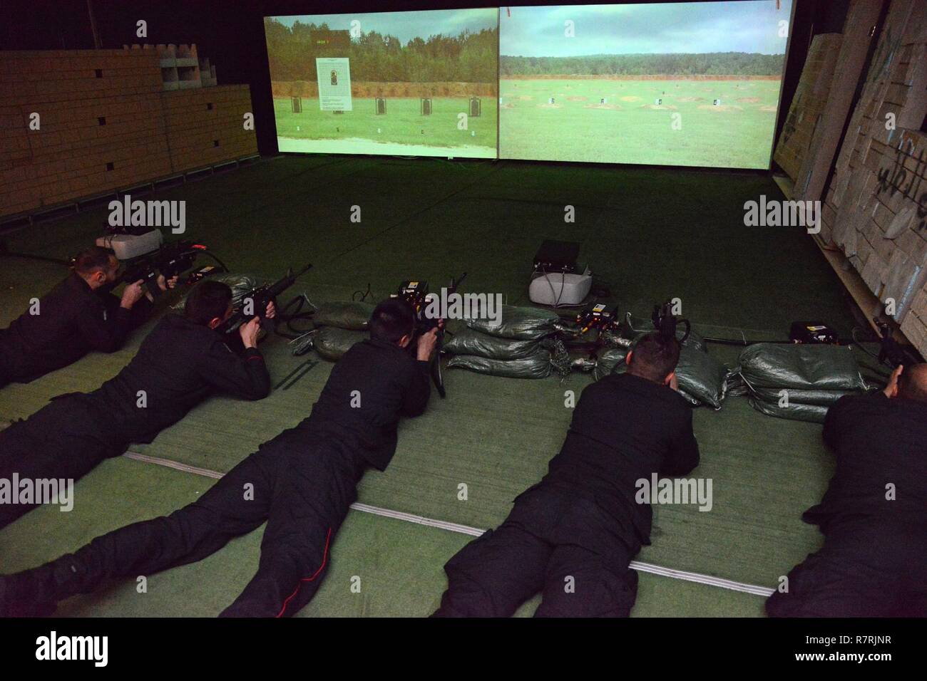 Les Carabinieri italiens du 13e Régiment Carabinieri " Friuli Venezia Giulia" de Gorizia, effectuer la formation en utilisant des compétences en motivation formateur (EST) à Caserma Ederle Vicenza, Italie, le 4 avril 2017. L'utilisation de l'armée américaine Carabinieri RTSD équipement du sud de renforcer les relations bilatérales et d'accroître les niveaux de coopération et la capacité du personnel participant à des opérations conjointes. Banque D'Images