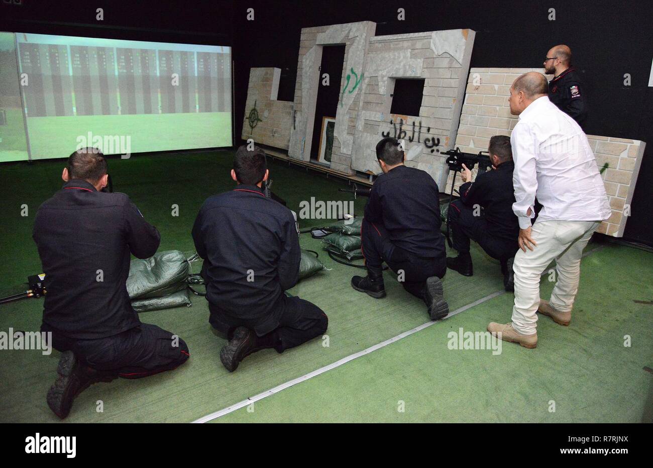 Les Carabinieri italiens du 13e Régiment Carabinieri " Friuli Venezia Giulia" de Gorizia, effectuer la formation en utilisant des compétences en motivation formateur (EST) à Caserma Ederle Vicenza, Italie, le 4 avril 2017. L'utilisation de l'armée américaine Carabinieri RTSD équipement du sud de renforcer les relations bilatérales et d'accroître les niveaux de coopération et la capacité du personnel participant à des opérations conjointes. Banque D'Images