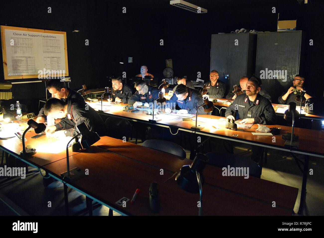 Les Carabinieri italiens de la 7e Régiment Carabinieri " Laives Bolzano", effectuer la formation à l'aide d'appel pour système formateur incendie (CFFT) à Caserma Ederle Vicenza, Italie, le 4 avril 2017. L'utilisation de l'armée américaine Carabinieri RTSD équipement du sud de renforcer les relations bilatérales et d'accroître les niveaux de coopération et la capacité du personnel participant à des opérations conjointes. Banque D'Images