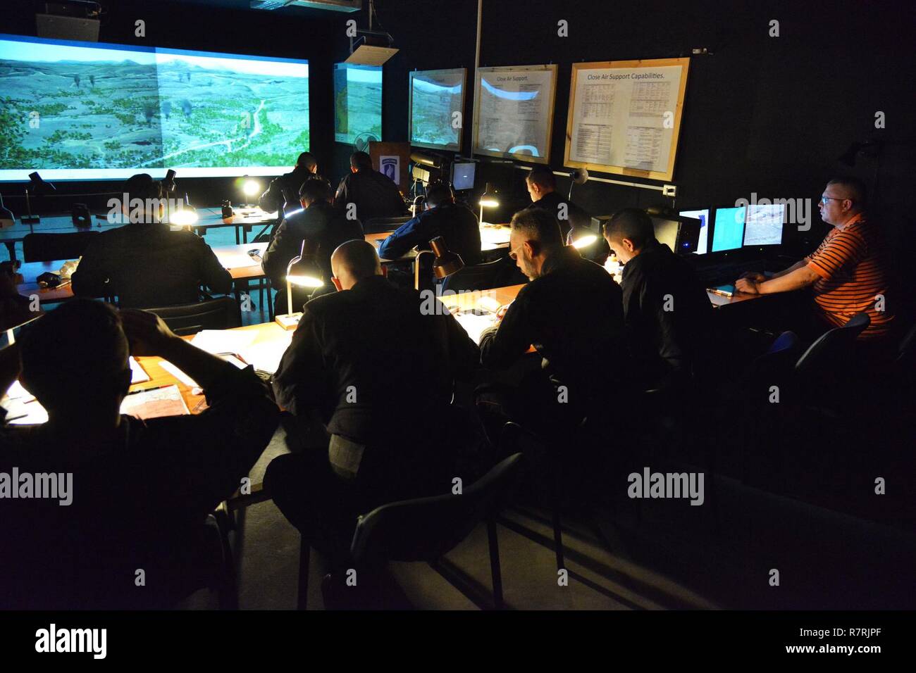 Les Carabinieri italiens de la 7e Régiment Carabinieri " Laives Bolzano", effectuer la formation à l'aide d'appel pour système formateur incendie (CFFT) à Caserma Ederle Vicenza, Italie, le 4 avril 2017. L'utilisation de l'armée américaine Carabinieri RTSD équipement du sud de renforcer les relations bilatérales et d'accroître les niveaux de coopération et la capacité du personnel participant à des opérations conjointes. Banque D'Images