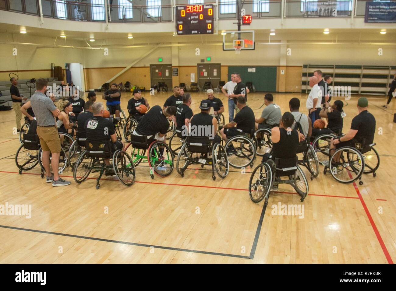 Les soldats de l'armée américaine et des anciens combattants, de jouer un jeu de match de basketball en fauteuil roulant pour le guerrier de l'Armée de transition et de soins cliniques de Fort Bliss, Texas, le 4 avril 2017. Environ 80 blessés, malades et blessés des soldats d'active et les anciens combattants sont en compétition dans huit différents sports 2-6 avril pour l'occasion de représenter l'Armée de l'équipe au ministère de la Défense 2017 Jeux de guerrier. Banque D'Images