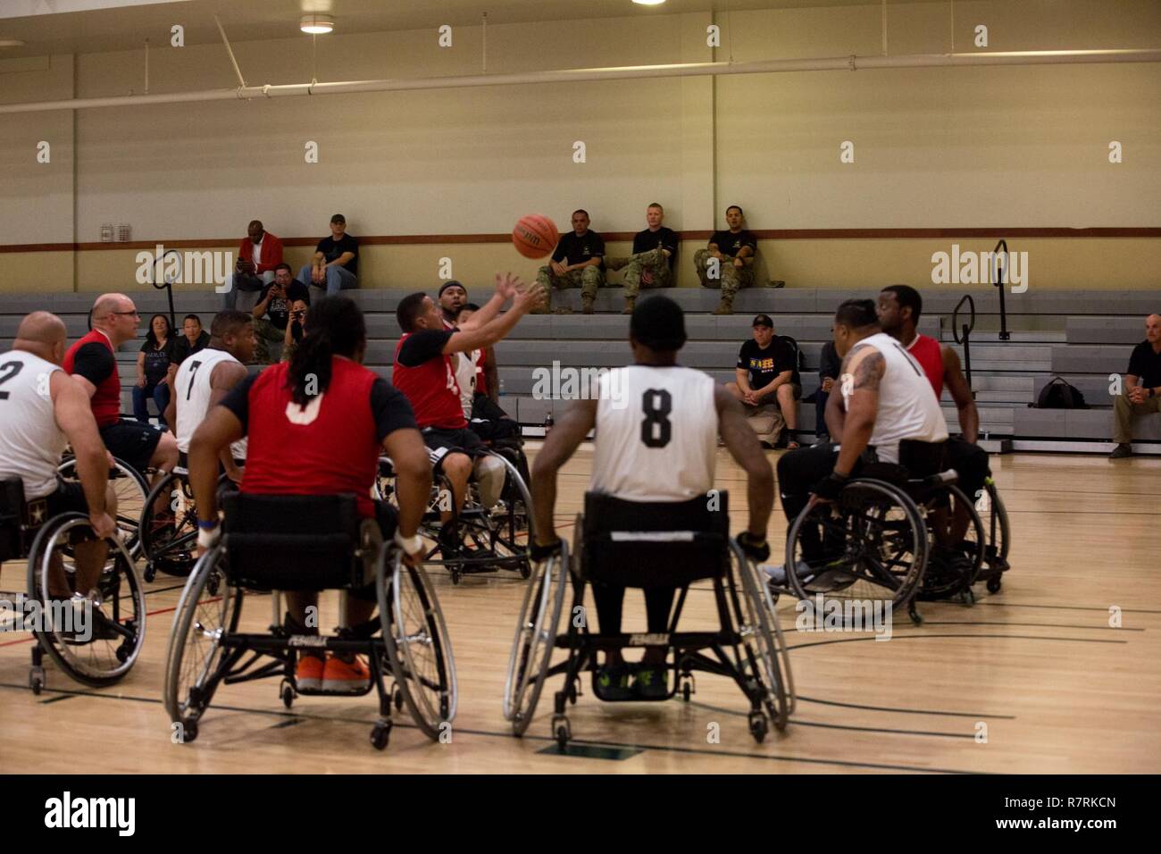 Les soldats de l'armée américaine et des anciens combattants, de jouer un jeu de match de basketball en fauteuil roulant pour le guerrier de l'Armée de transition et de soins cliniques de Fort Bliss, Texas, le 4 avril 2017. Environ 80 blessés, malades et blessés des soldats d'active et les anciens combattants sont en compétition dans huit différents sports 2-6 avril pour l'occasion de représenter l'Armée de l'équipe au ministère de la Défense 2017 Jeux de guerrier. Banque D'Images