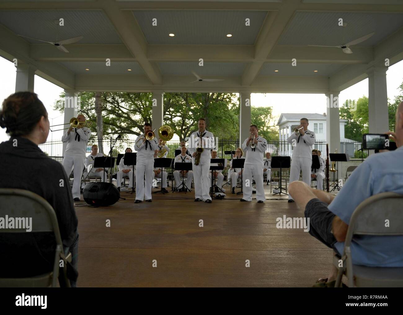 BILOXI, Mississippi (2 avril 2017) La Marine Band Brass Band sud-est effectue au cours d'un concert public à la Semaine de la Marine Parc phare de Biloxi au Mississippi Gulfport Biloxi/est l'une des régions d'accueillir une sélection 2017 de la Semaine de la Marine, une semaine consacrée à élever la conscience de la Marine américaine dans le cadre de sensibilisation locale, le service communautaire et des expositions. Banque D'Images