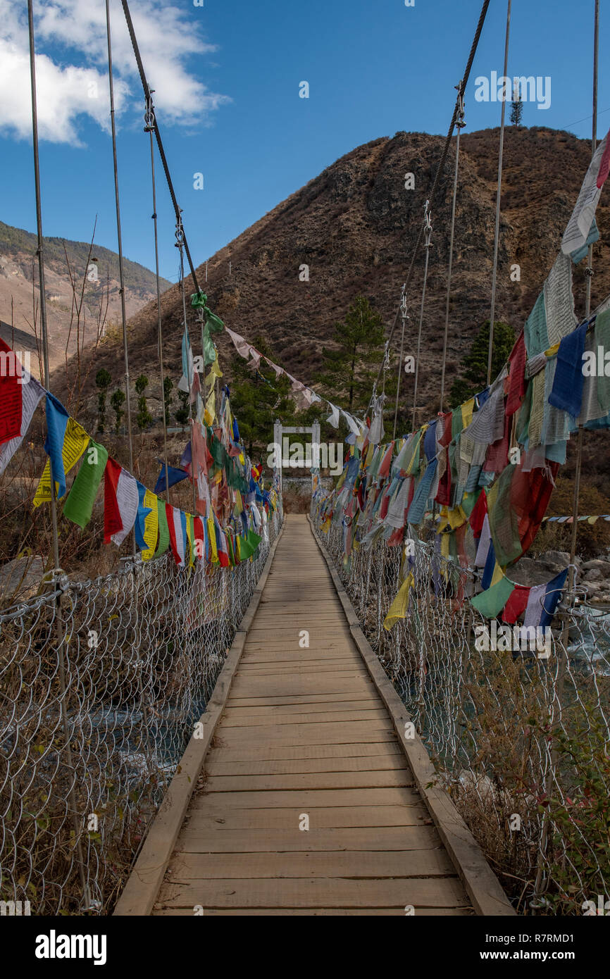 Les drapeaux de prières sur le Pont Suspendu de Chuzom Tamchog Lakhang, Bhoutan Banque D'Images