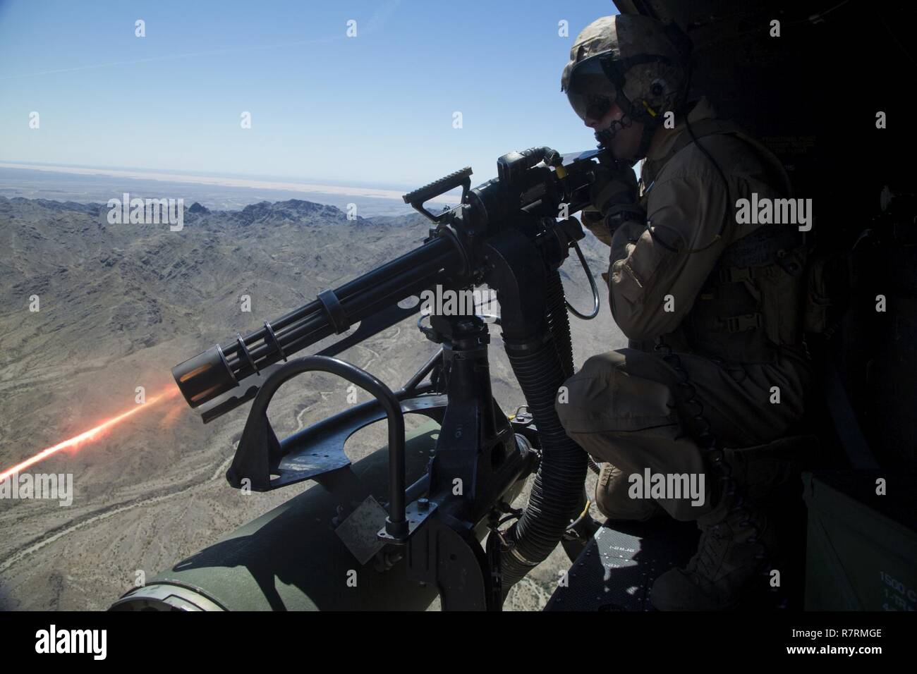 Corps des Marines des États-Unis Le Cpl. William McNamara, chef d'équipe avec l'hélicoptère d'attaque léger Marine 469 Escadron (HMLA-469) exploite un GAU-17 pendant un exercice de tir aérien de raffinement à l'appui d'armes et tactiques - Instructeur (WTI) 2-17 au tir au canon de montagne Chocolat Gamme raffinement, Californie, le 5 avril 2017. Le WTI est une formation de 7 semaines organisé par Marine Aviation armes et tactiques d'un escadron (MAWTS-1), qui met l'intégration opérationnelle des six fonctions de l'aviation du Corps des Marines à l'appui d'une masse d'Air Maritime Task Force et fournit les advanced tactical traini Banque D'Images