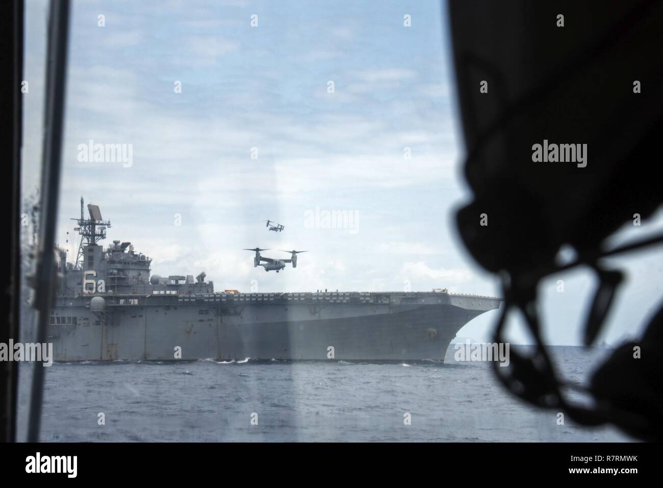 Eaux PRÈS DE KIN BLUE BEACH, Okinawa (5 avril 2017) Landing Craft air cushion (LCAC) 29, affectés à la plage de la Marine (NBU) 7 approches, le navire d'assaut amphibie USS Bonhomme Richard (DG 6) lors d'un 31e Marine Expeditionary Unit (MEU). Bonhomme Richard, navire amiral du Bonhomme Richard, avec groupe expéditionnaire lancé 31e MEU, est sur une patrouille, opérant dans la région du Pacifique-Indo-Asia pour améliorer l'état de préparation et la posture de combat de l'avant en tant que force de réaction-prêt pour tout type d'imprévus. Banque D'Images