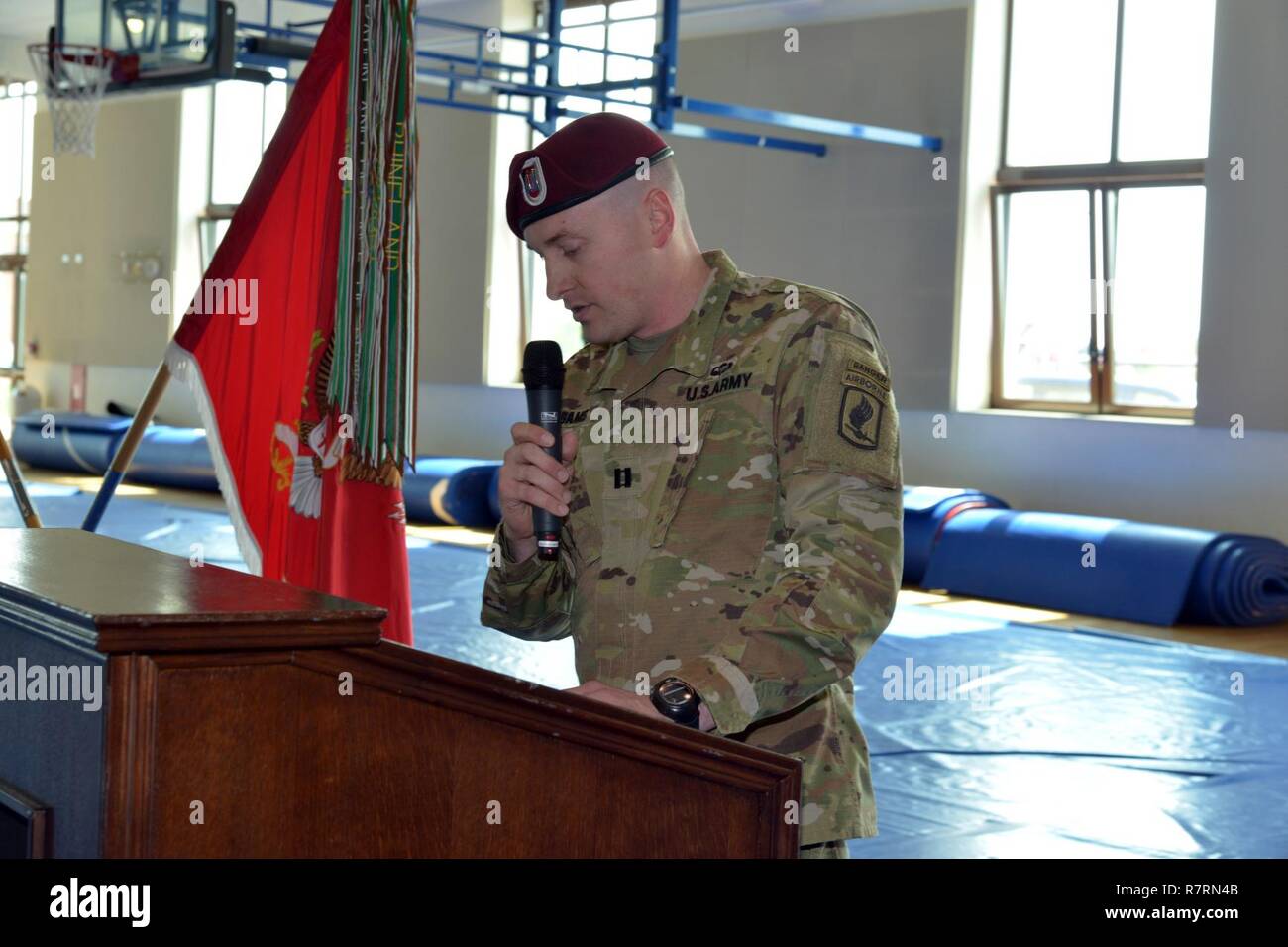 Le commandant de la compagnie C du 54e bataillon du génie de la Brigade, 173e Brigade aéroportée, au cours de la cérémonie de changement de responsabilité pour l'entreprise C, 54e bataillon du génie de la Brigade, 173e Brigade aéroportée à Caserma Del Din, Vicenza, Italie, Avril 5, 2017. La 173e Brigade aéroportée basée à Vicenza, Italie, est la force de réaction d'urgence de l'armée en Europe, et il est capable de projeter des forces canadiennes de mener toute la gamme des opérations militaires de l'ensemble de l'Europe centrale et de l'État, les commandes de l'Afrique domaines de responsabilité. Banque D'Images