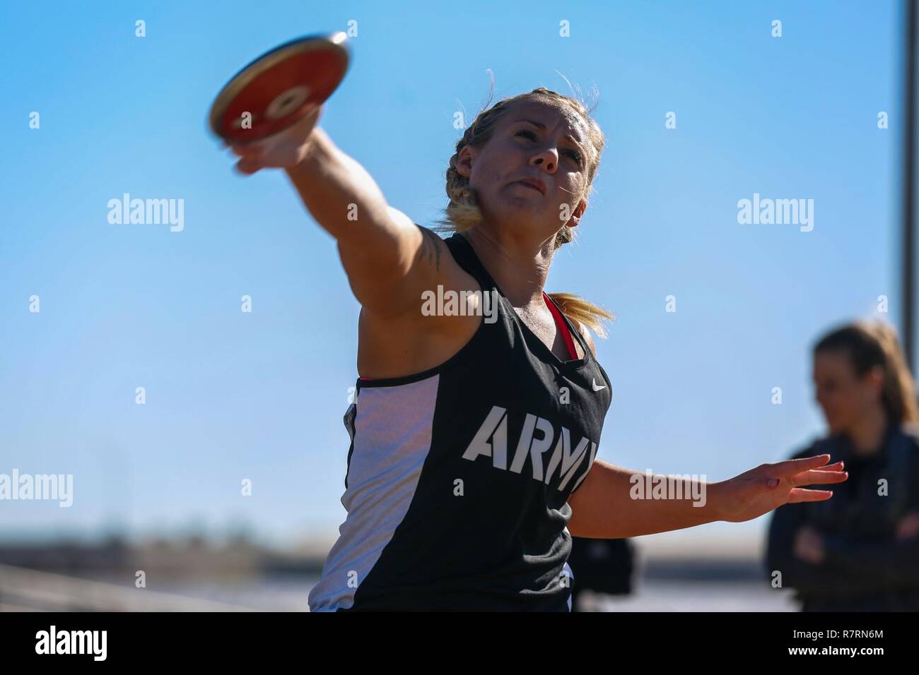 Vétéran de l'armée américaine, Shaelynn Casserly, jette dans la séance d'activité pour le guerrier de discus et l'Armée de transition des soins cliniques à Fort Bliss au Texas, le 5 avril 2017. Environ 80 blessés, malades et blessés des soldats d'active et les anciens combattants sont en compétition dans huit différents sports 2-6 avril pour l'occasion de représenter l'Armée de l'équipe au ministère de la Défense 2017 Jeux de guerrier. Banque D'Images