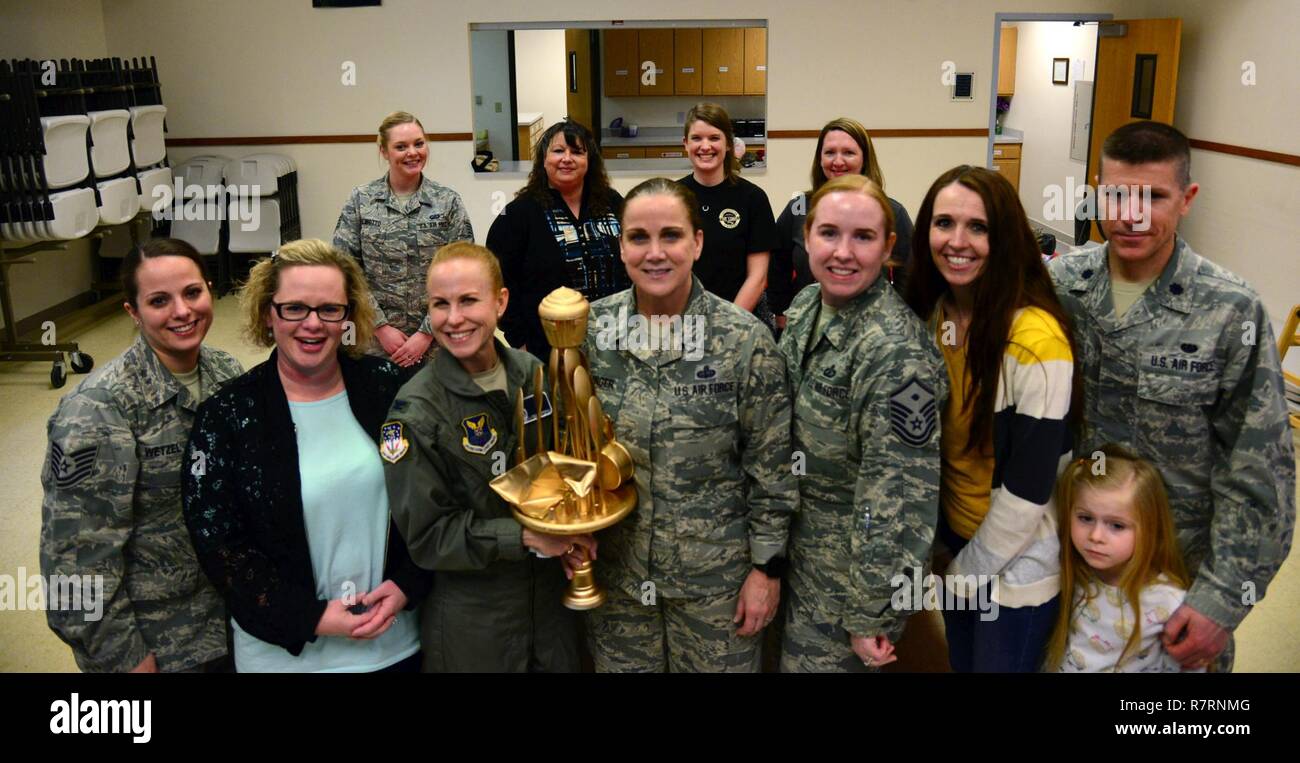 Les juges et les concurrents qui ont participé à la 341e Escadre de missiles guerre cupcake posent pour une photo le 3 avril 2017, à la Malmstrom Air Force Base, au Montana, le concours a donné lieu à un troisième, deuxième et première place de l'équipe gagnante qui a reçu des prix et un trophée. Banque D'Images