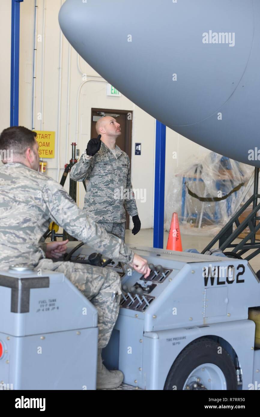 Dans un hangar de la 193e Escadre d'opérations spéciales, Middletown, New York, tout en étant guidé par le sergent-chef. Dustin Martz, d'aéronefs Mécanicien électronique, droit, Technique. Le Sgt. Michael Richer, l'électronique d'aéronefs Mécanicien, utilise une bombe loader pour placer une antenne pod en place, de sorte qu'il puisse être remis à l'un des 193e EC-130 de truie J'avions Solo Commando, le 5 avril 2017. Les antennes sont nécessaires à la diffusion FM, TV, et les bandes de communications militaires pour que l'unité d'effectuer leurs opérations de soutien d'information militaire et des affaires civiles de la mission. La mission de l'unité remonte à la mi Banque D'Images