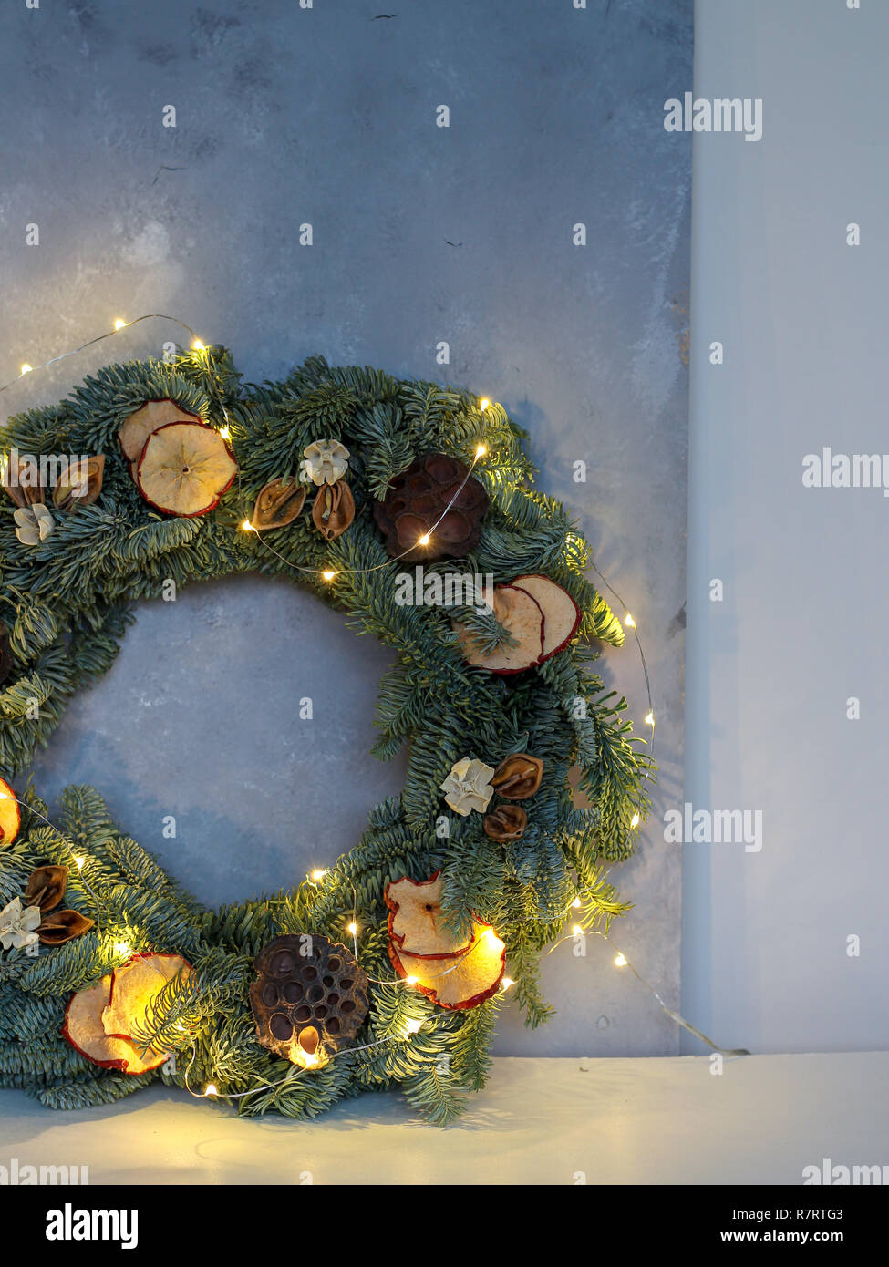Couronne de Noël fabriqués à partir de matériaux naturels sur fond sombre sur une table Banque D'Images