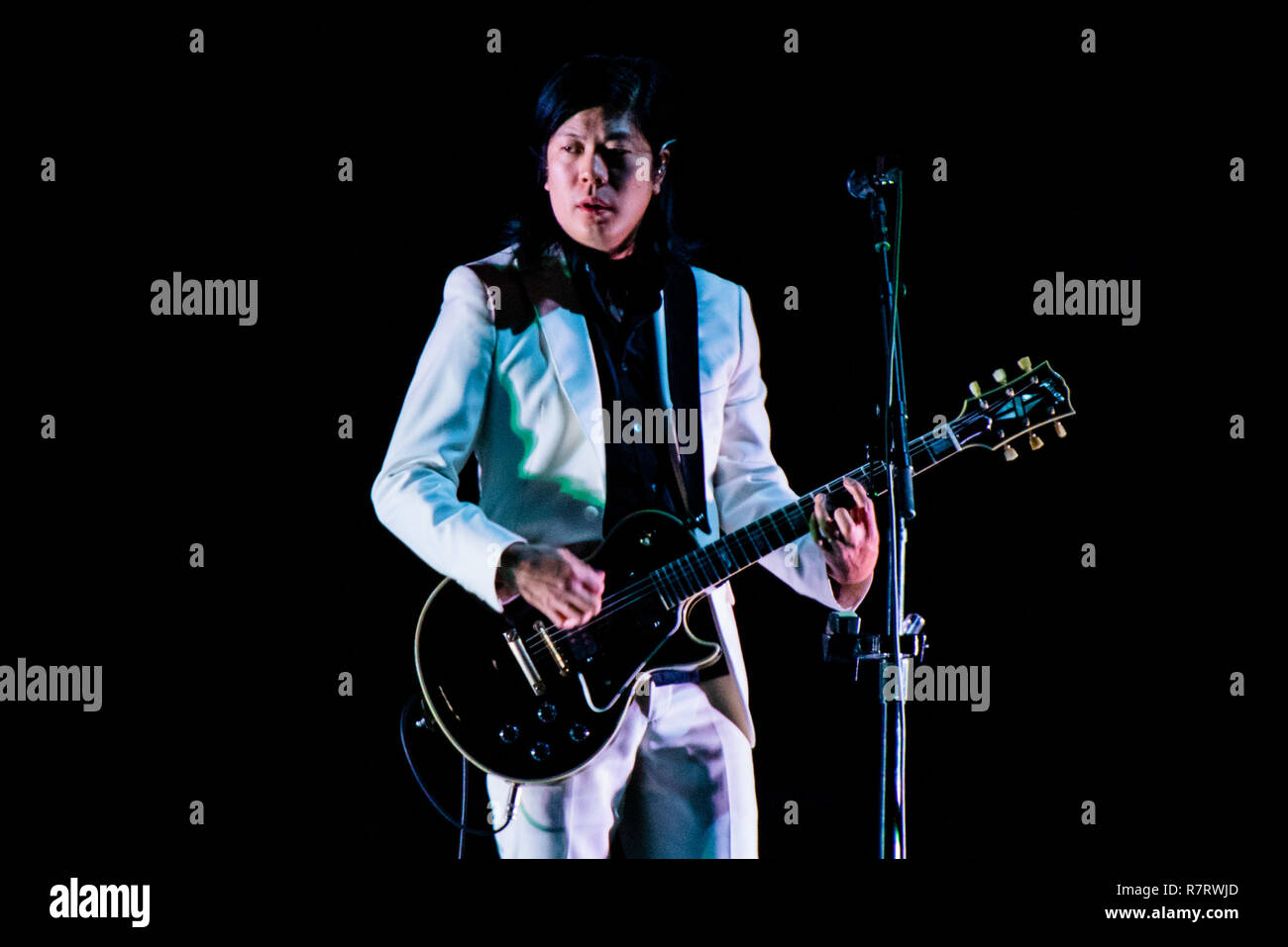 James Iha, guitariste et fondateur du groupe de rock américain des Smashing Pumpkins, spectacle sur scène à Bologne pour leur tournée 2018 Banque D'Images