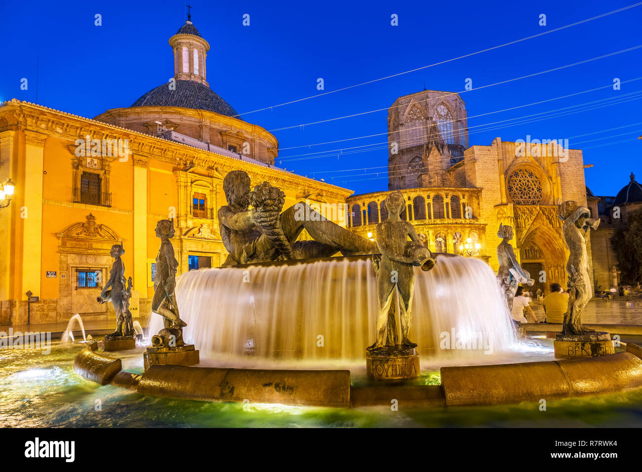 Fontaine de Turia, Virgen de los Desamparados et basilique Santa Maria de la cathédrale de Valence. Carré vierge au crépuscule,Valence, Valence. Espagne Banque D'Images