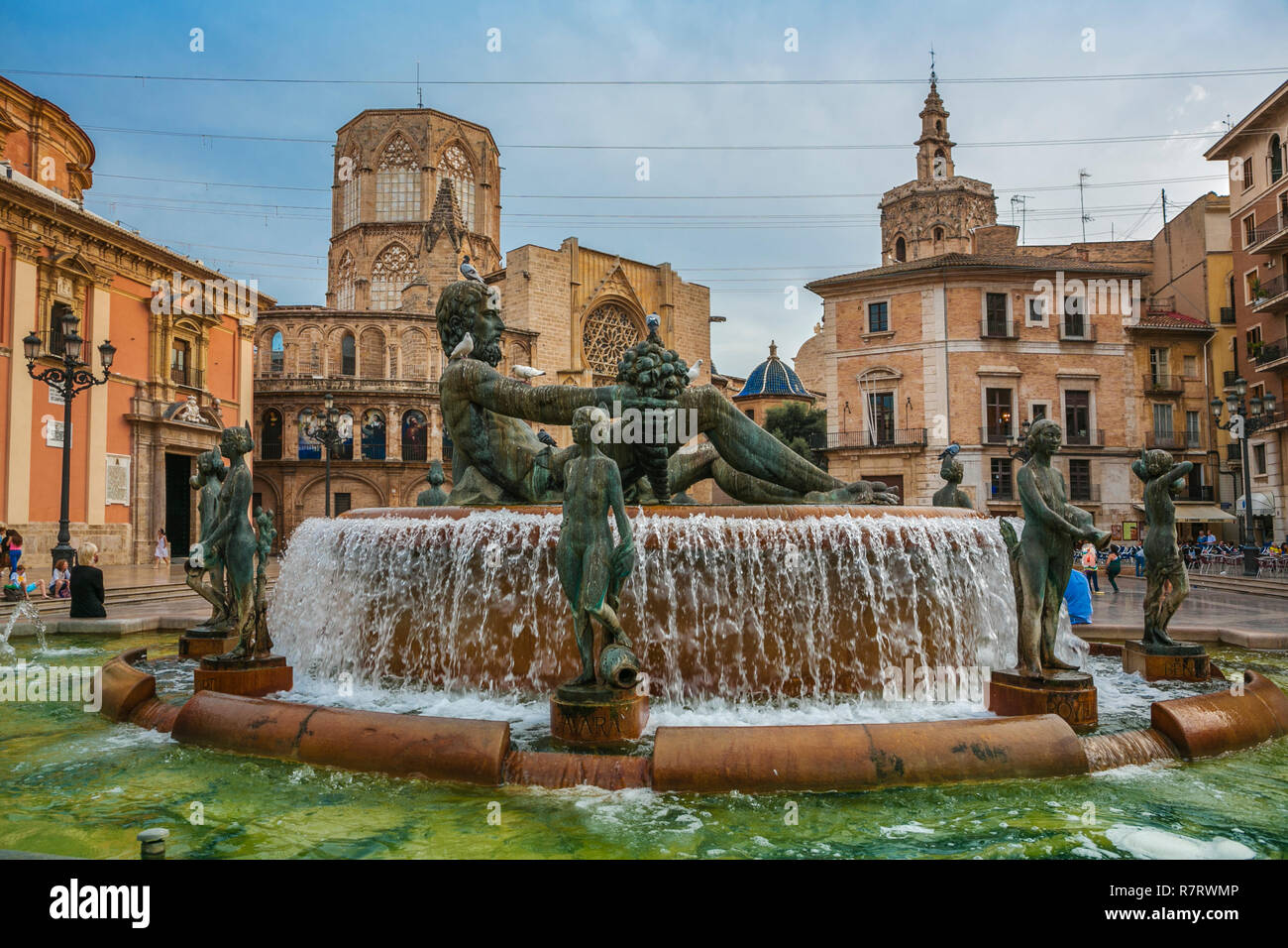 Fontaine de Turia, Virgen de los Desamparados et basilique Santa Maria de la cathédrale de Valence. Virgin Square. Valence, Communauté Valencienne. L'Espagne. Banque D'Images