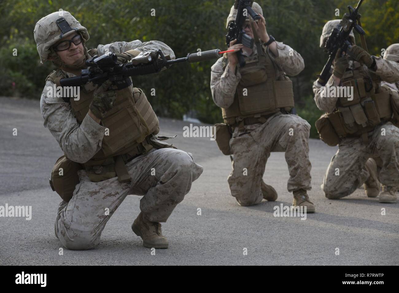 Le sergent des Marines des États-Unis. Francisco J. Sillas, une machine gunner avec force de rotation Maritime Europe 17.1, effectue une recharge vitesse forer en Israël, le 21 mars 2017. Les Etats-Unis et Israël ont un important militaire durable-à-partenariat militaire construit sur la confiance développée au fil des décennies de coopération. Banque D'Images