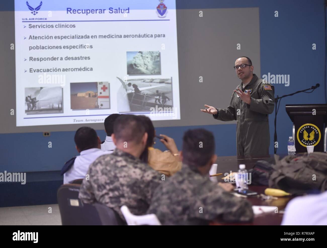 Le capitaine de l'US Air Force Ricardo Sequeira, 628e Escadron de soutien des opérations médicales et 14e Escadron de transport aérien, d'une base commune d'un médecin de Charleston, Caroline du Sud, parle de la médecine aérospatiale du Honduras avec les membres de la force aérienne dans le cadre d'un échange d'experts en la matière à Tegucigalpa, Honduras, le 4 avril. L'engagement de la santé mondiale et américaine a homologues honduriens ensemble pour construire et renforcer les relations de partenariat. Banque D'Images