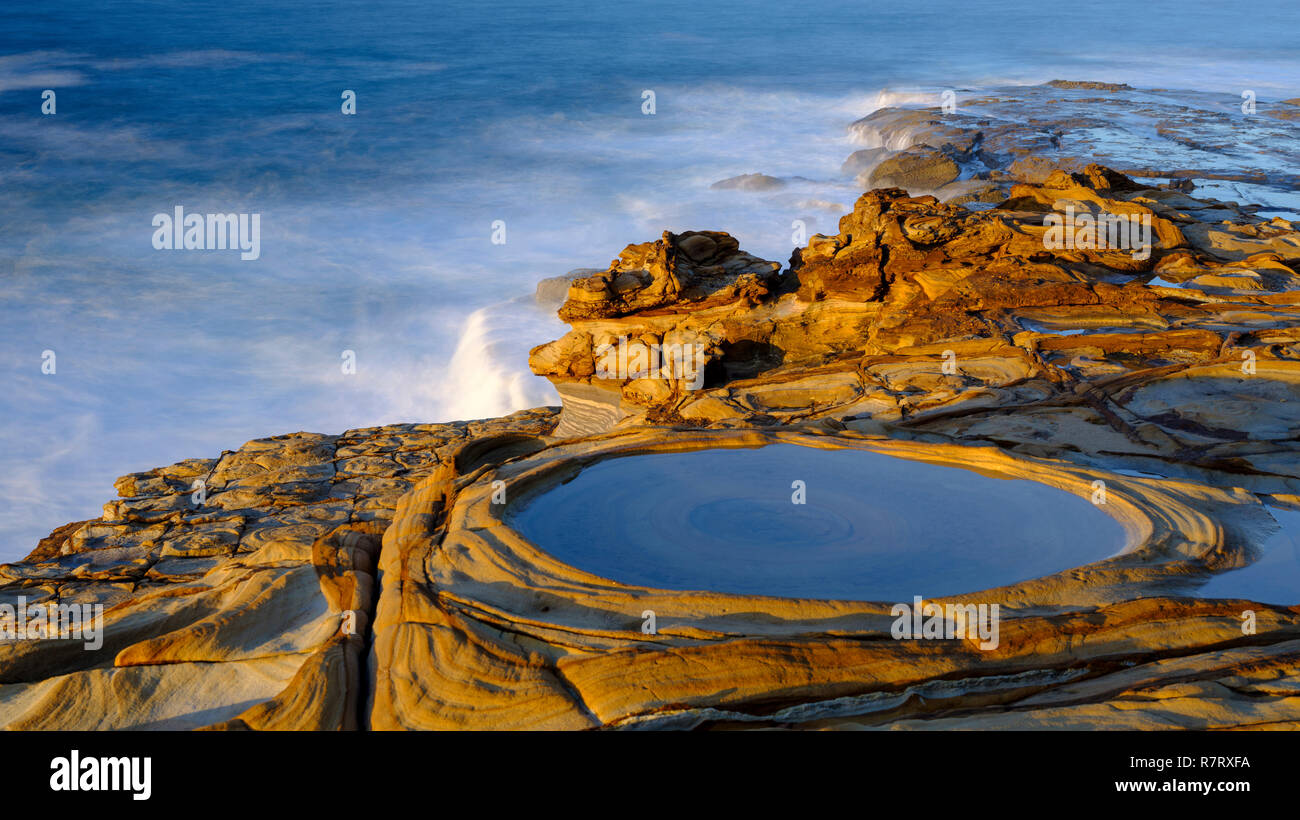 Putty Beach au lever du soleil, Bouddi National Park, NSW, Australie Banque D'Images