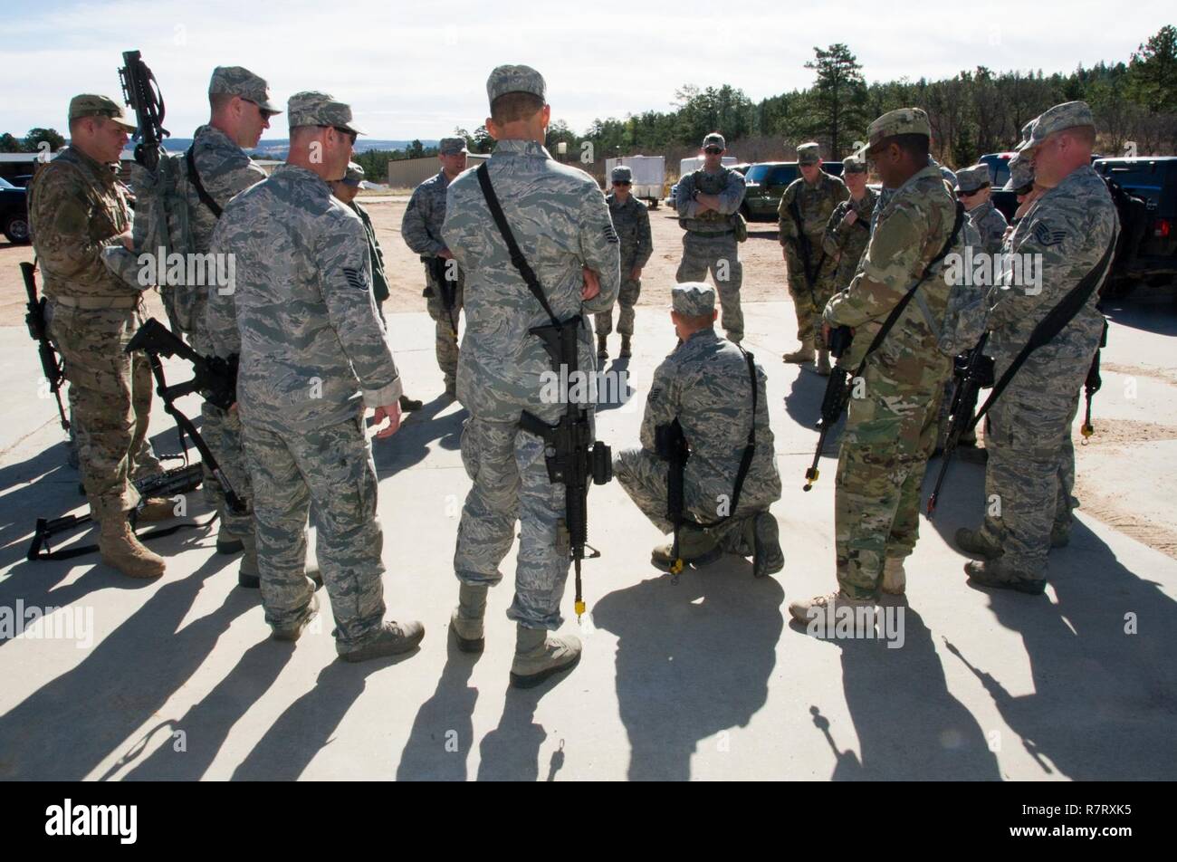 SCHRIEVER Air Force Base, Colorado -- aviateurs stratégies avant de pratiquer des scénarios de combat en faisant des exercices pendant le rock 2017 réduit le Cours de chefs de combat, tenue à l'US Air Force Academy de Colorado, le vendredi, avril 7th, 2017. Le cours offre sept jours de formation en classe et des exercices axés sur le développement des compétences en leadership de la lutte contre les sous-officiers subalternes et leurs supérieurs hiérarchiques dans le domaine de carrière des Forces de sécurité. Banque D'Images