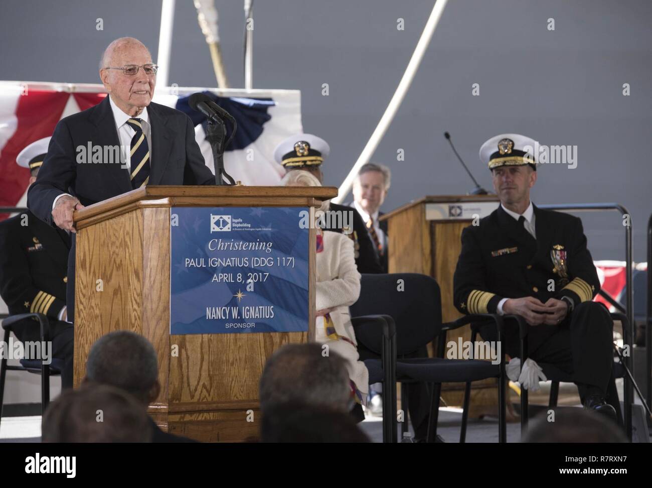 PASCAGOULA, Mississippi (8 avril 2017) Paul Ignace prend la parole lors de la cérémonie du baptême pour la Marine, le destroyer de classe Arleigh Burke USS l'avenir Paul Ignace (DDG 117). Le navire porte le nom de l'ancien secrétaire de la marine Paul Ignace, qui a servi comme secrétaire de la Marine de 1967 à 1969 et a été le vice-ministre de la défense durant le président Lyndon B. Johnson dans l'administration. Banque D'Images