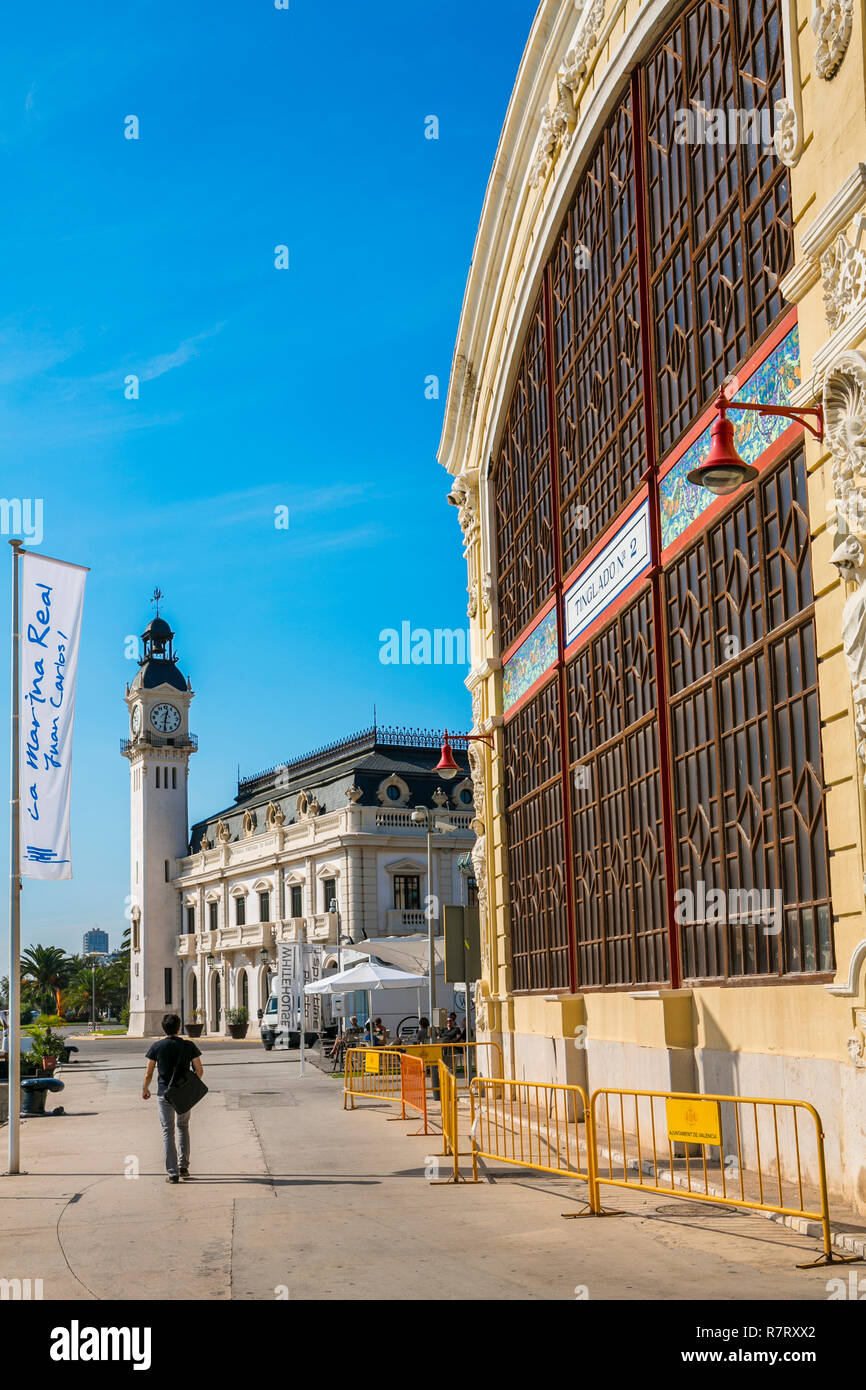 Au premier plan, Tinglado Nº 2. Dans l'arrière-plan, bâtiment de l'horloge. Poblados maritimos El Cabanyal. Valence. Communauté de Valence. Espagne Banque D'Images