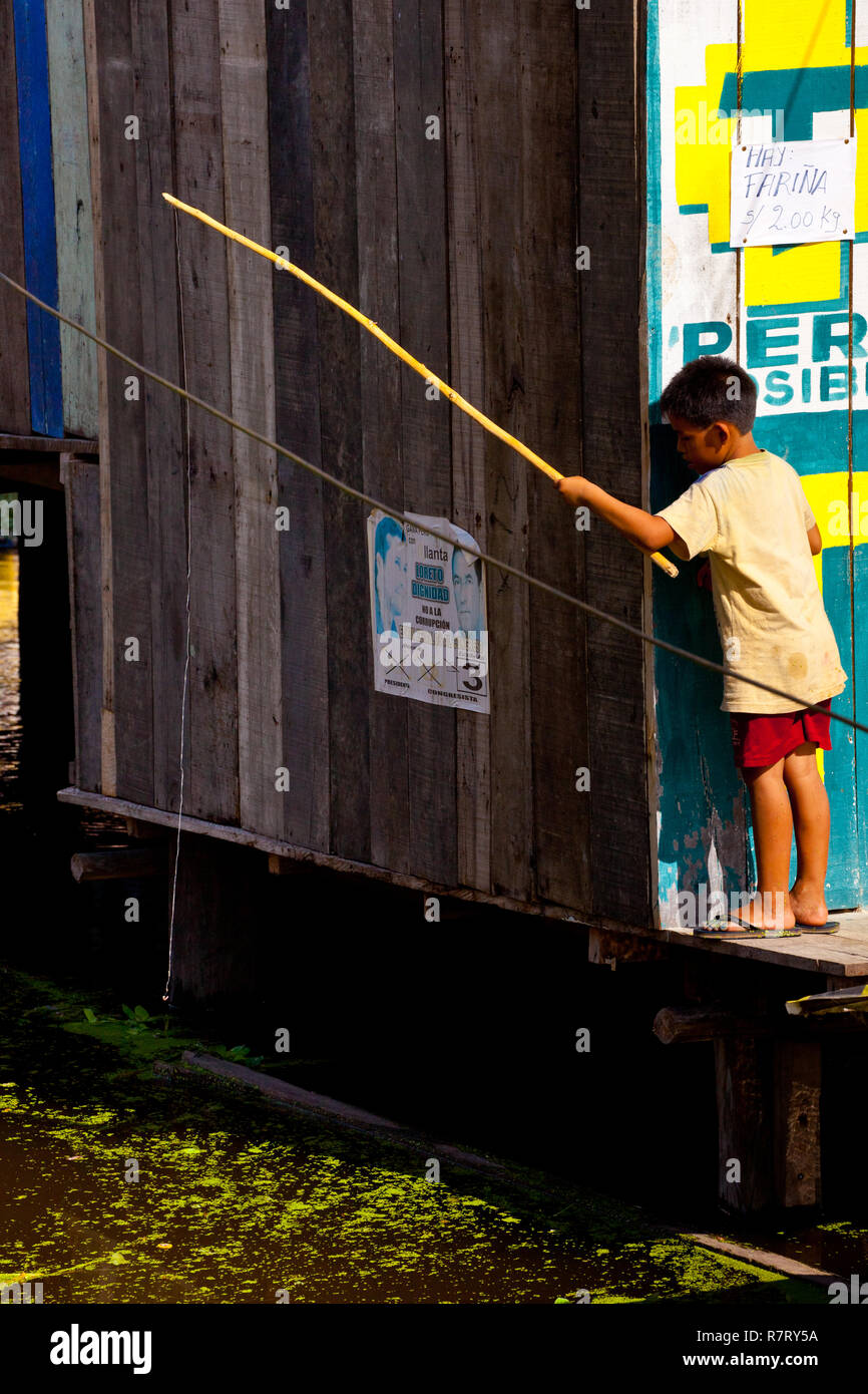 La pêche d'un enfant au bord d'une hutte Banque D'Images