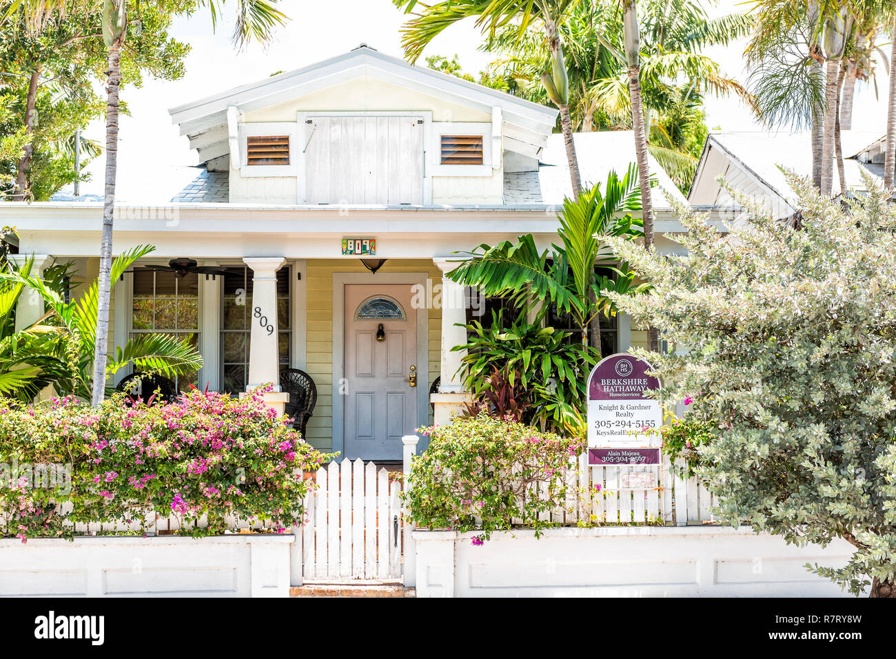 Paris, France - 1 mai 2018 : blanc et jaune de l'architecture maison à Florida City island sur le voyage, journée ensoleillée, signe pour la propriété de Berkshire Hathaway Banque D'Images