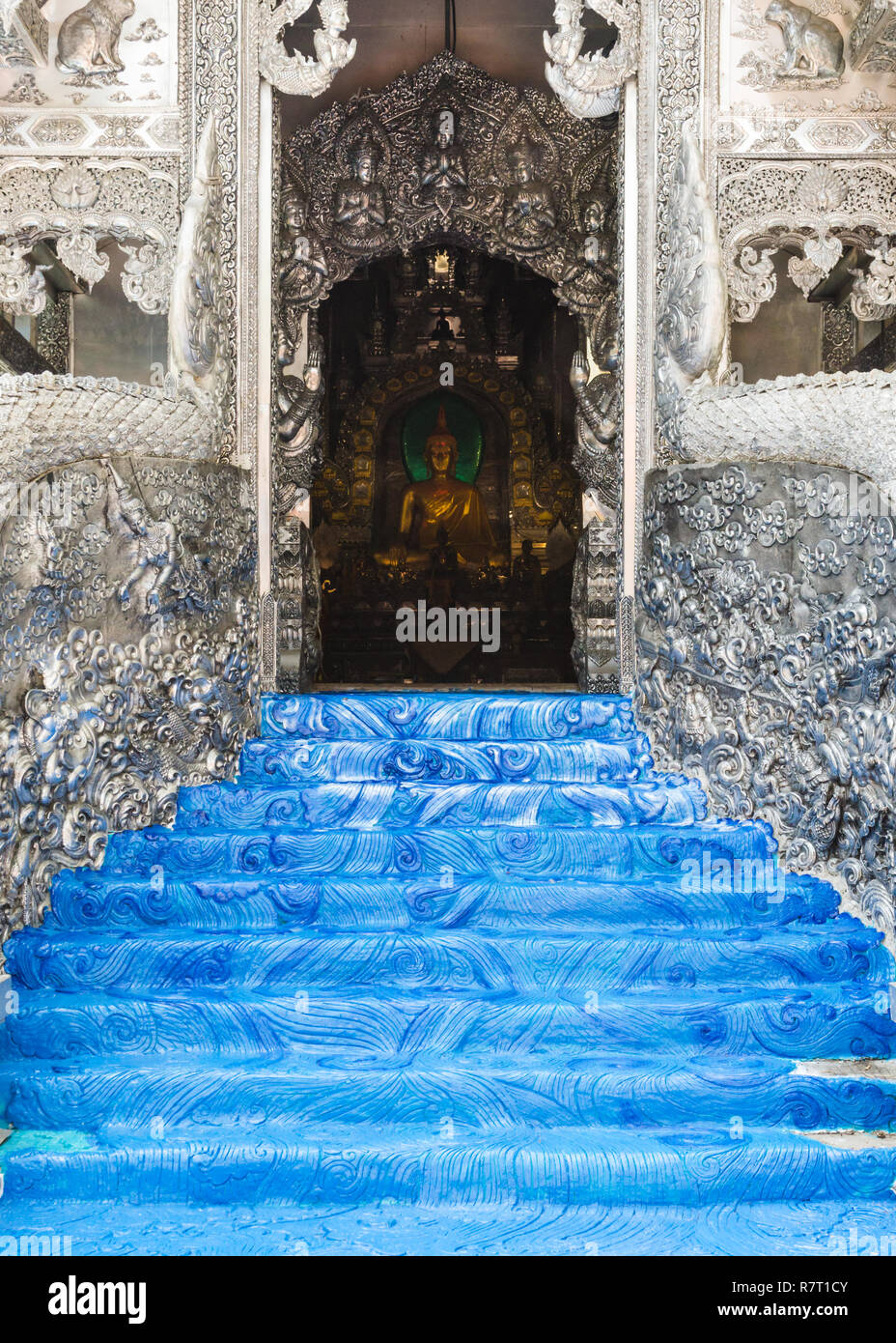 Les étapes et les peint bleu statue de Bouddha doré du Wat Sri Suphan ou d'argent, temple Chiang Mai, Thaïlande Banque D'Images