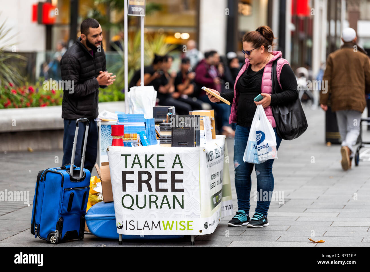 Londres, Royaume-Uni - 12 septembre 2018 : les gens heureux la femme et l'homme par l'Islam la religion de quaran stand stand sur le trottoir, la rue du shopping à SoHo Banque D'Images