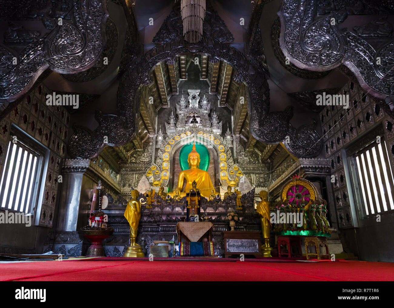 L'intérieur du Wat Sri Suphan ou Argent Temple avec une statue de Bouddha Doré, Chiang Mai, Thaïlande Banque D'Images