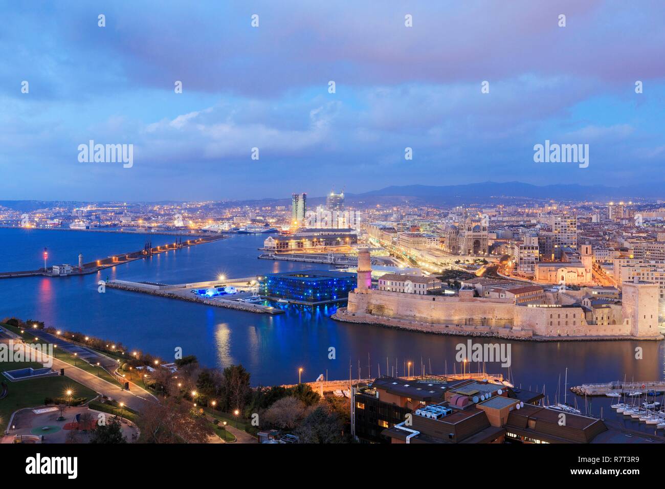 France, Bouches du Rhône, Marseille, 2ème arrondissement, quartier Euroméditerranée, Fort Saint Jean classé Monument Historique, MuCEM, Musée des civilisations de l'Europe et de la Méditerranée R. Ricciotti et R. Carta architectes provenant de la zone , le Pharo tour CMA CGM et la tour la Marseillaise dans l'arrière-plan Banque D'Images