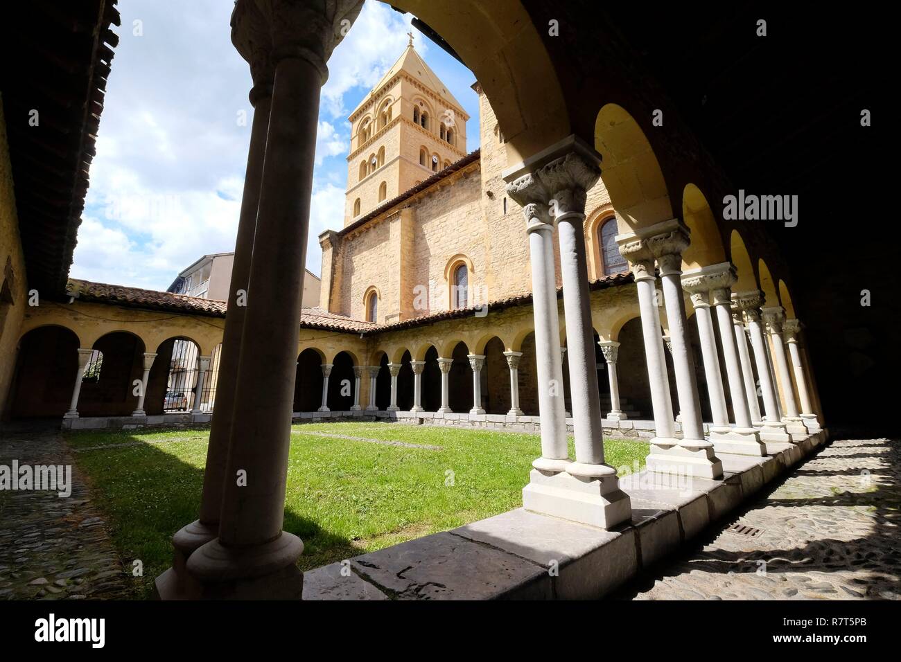 France, Haute Garonne, Saint Gaudens, Saint Gaudens's Collegiate church vu du cloître Banque D'Images