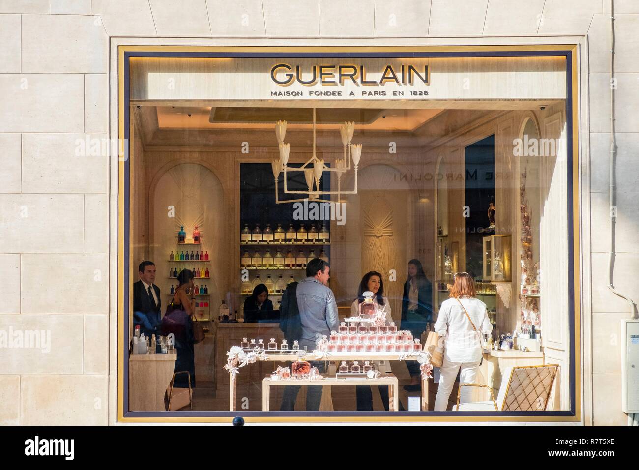 France, Paris, Rue du Faubourg Saint Honoré, Guerlain parfums de store  Photo Stock - Alamy
