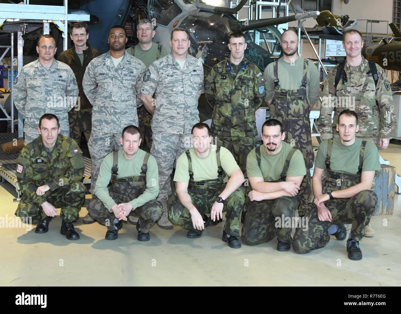 Aviateurs, avec le Texas et l'Ohio Air National Guard, Garde nationale et armée de l'Armée de l'air tchèque posent pour une photo 22 mars 2017, à la 22e de la base aérienne d'hélicoptères, Namest Nab Oslavou, République tchèque. Les services ont participé un échange d'entretien dans le cadre de l'état programme de partenariat entre la République tchèque et le Texas et l'Ohio des unités de la Garde nationale. (Air National Guard Banque D'Images